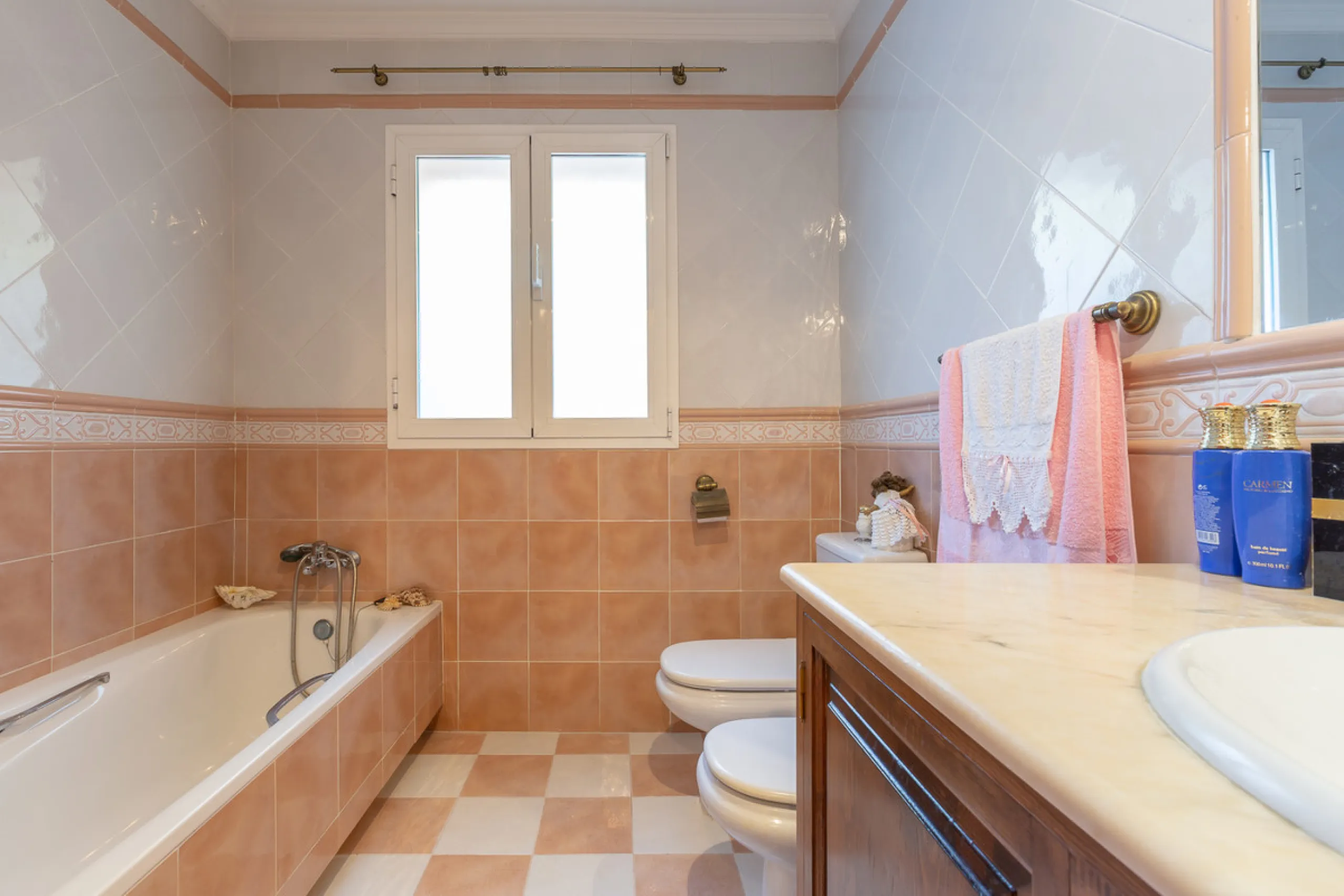 Large, attractive family home in very quiet area close to Marbella and next to a Natural Park. Beautiful open south and south-west views. Large, fully equipped kitchen with fireplace and sea views. Ample living/dining room leading out onto terrace and poo