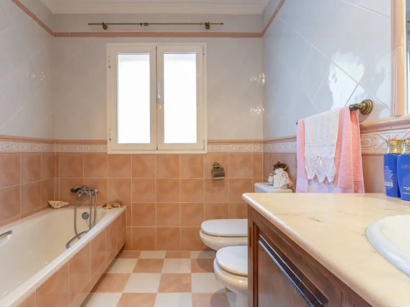 Large, attractive family home in very quiet area close to Marbella and next to a Natural Park. Beautiful open south and south-west views. Large, fully equipped kitchen with fireplace and sea views. Ample living/dining room leading out onto terrace and poo
