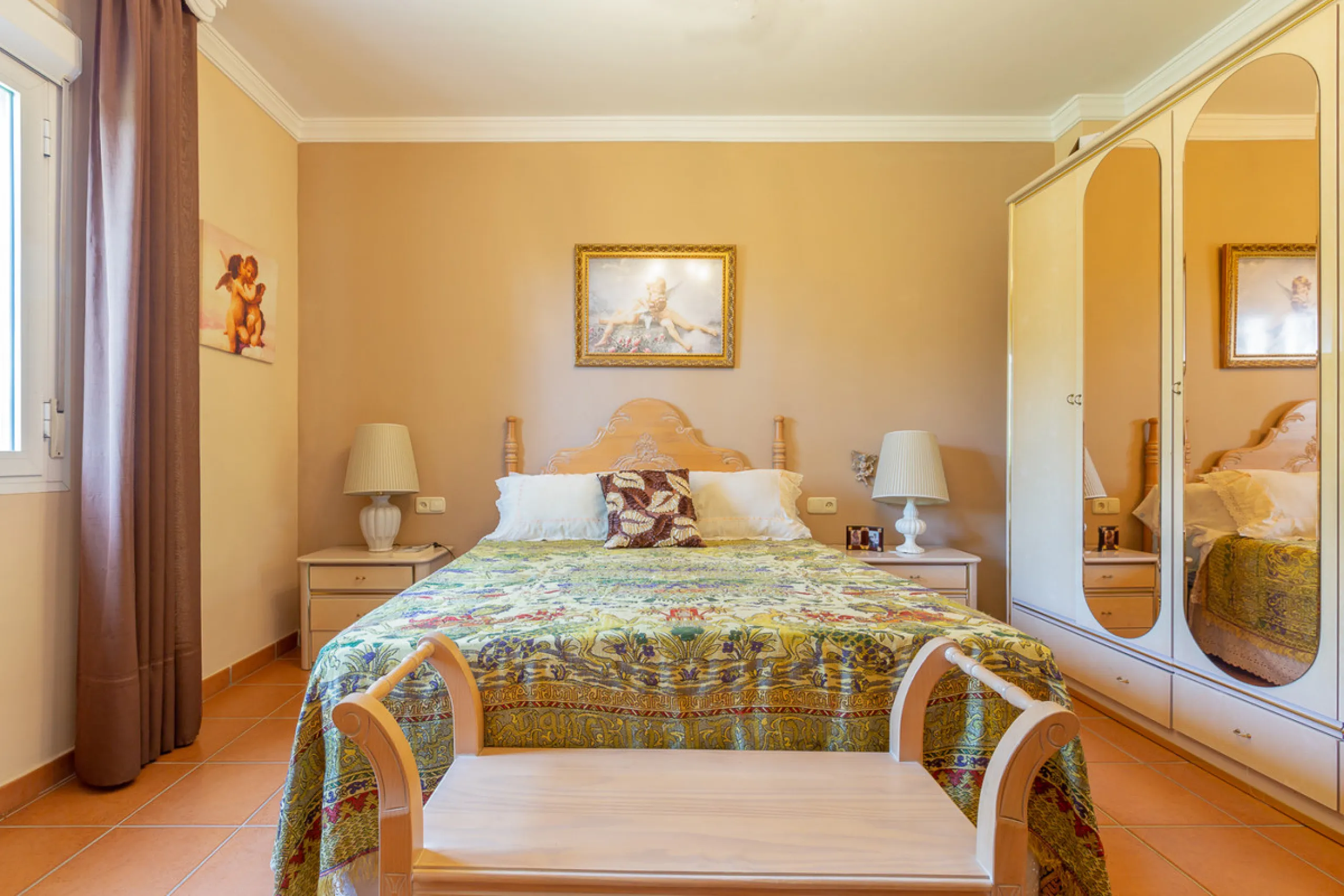 Large, attractive family home in very quiet area close to Marbella and next to a Natural Park. Beautiful open south and south-west views. Large, fully equipped kitchen with fireplace and sea views. Ample living/dining room leading out onto terrace and poo