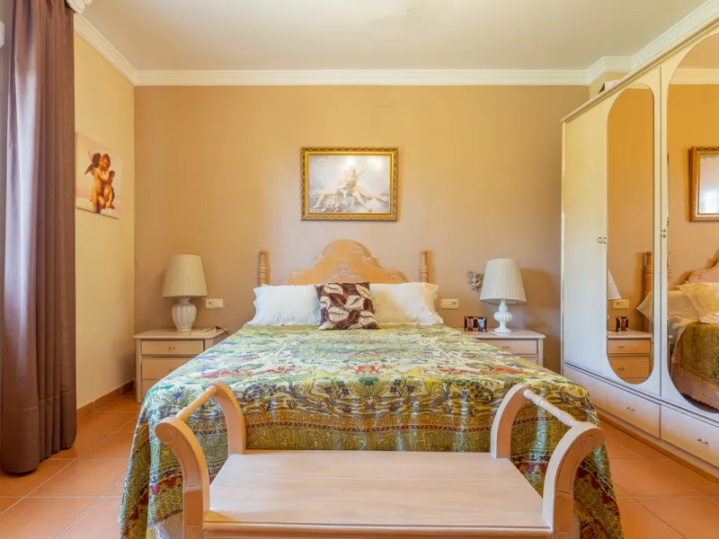 Large, attractive family home in very quiet area close to Marbella and next to a Natural Park. Beautiful open south and south-west views. Large, fully equipped kitchen with fireplace and sea views. Ample living/dining room leading out onto terrace and poo