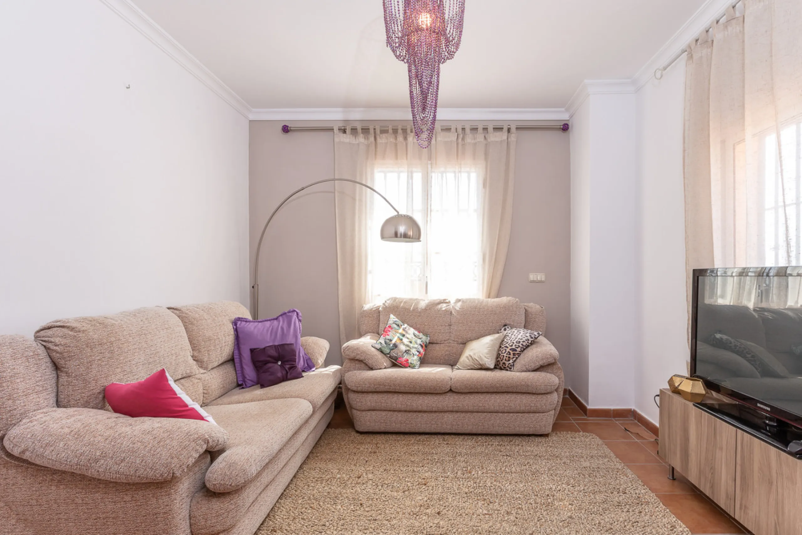 Large, attractive family home in very quiet area close to Marbella and next to a Natural Park. Beautiful open south and south-west views. Large, fully equipped kitchen with fireplace and sea views. Ample living/dining room leading out onto terrace and poo