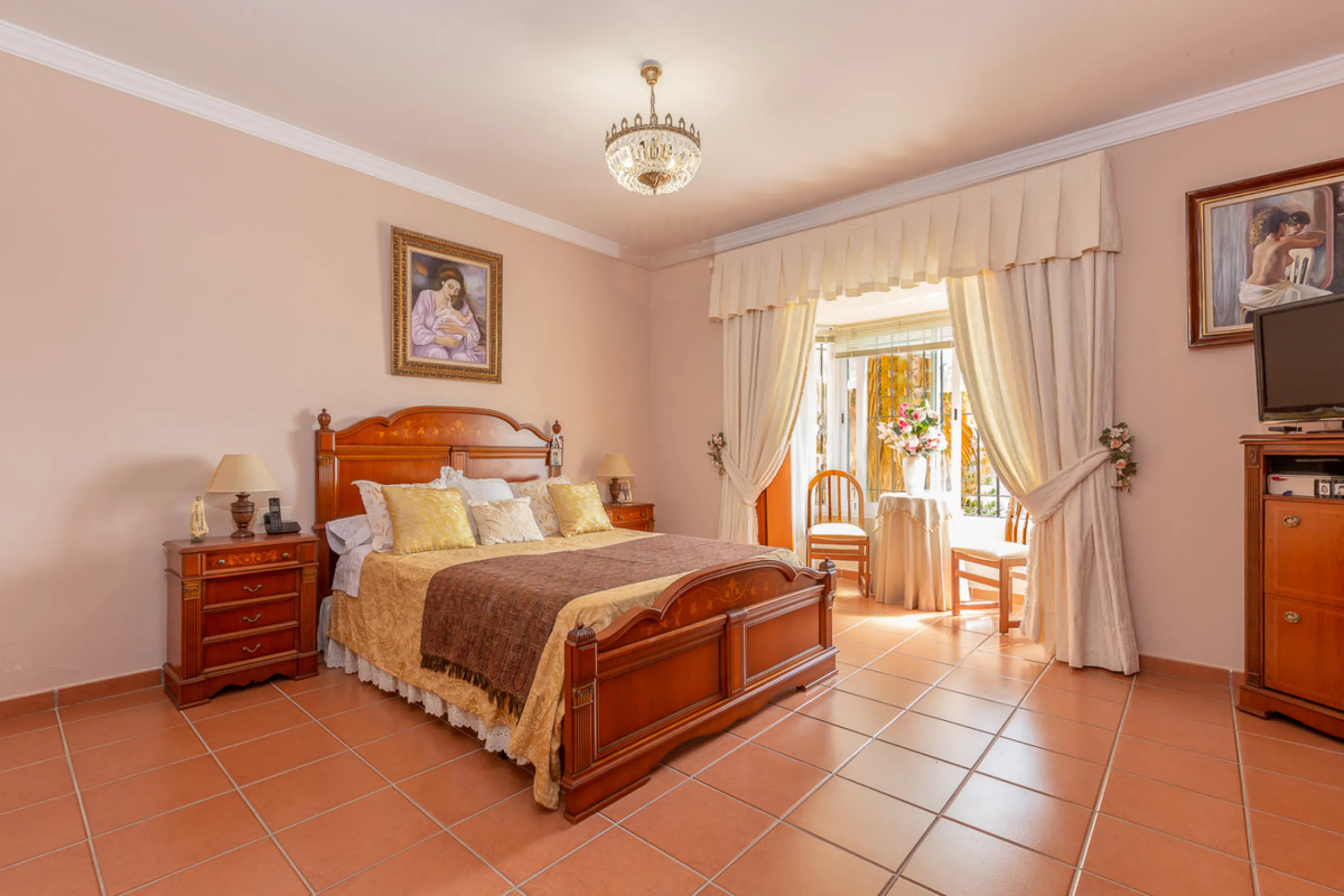 Large, attractive family home in very quiet area close to Marbella and next to a Natural Park. Beautiful open south and south-west views. Large, fully equipped kitchen with fireplace and sea views. Ample living/dining room leading out onto terrace and poo