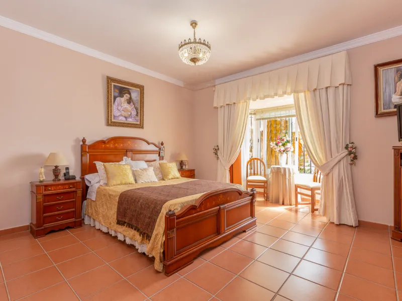 Large, attractive family home in very quiet area close to Marbella and next to a Natural Park. Beautiful open south and south-west views. Large, fully equipped kitchen with fireplace and sea views. Ample living/dining room leading out onto terrace and poo