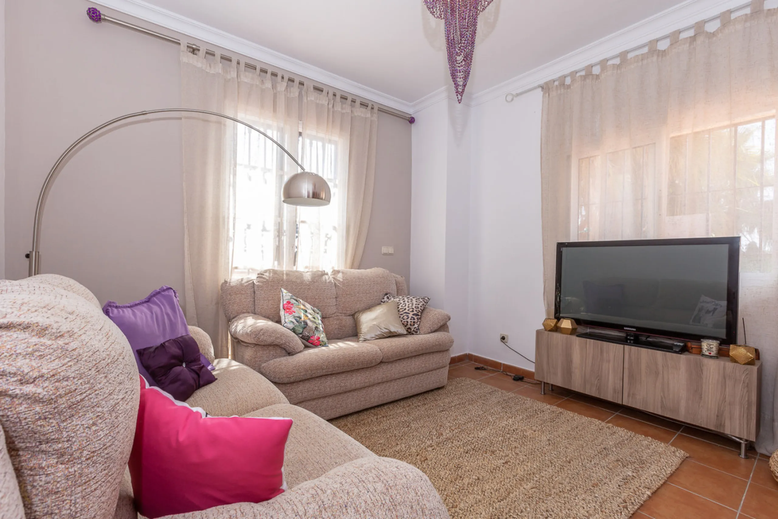 Large, attractive family home in very quiet area close to Marbella and next to a Natural Park. Beautiful open south and south-west views. Large, fully equipped kitchen with fireplace and sea views. Ample living/dining room leading out onto terrace and poo