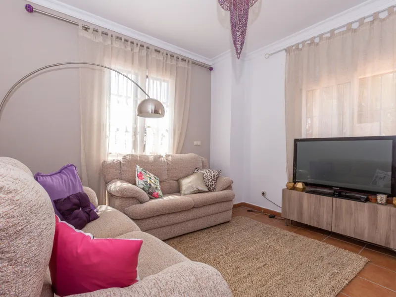 Large, attractive family home in very quiet area close to Marbella and next to a Natural Park. Beautiful open south and south-west views. Large, fully equipped kitchen with fireplace and sea views. Ample living/dining room leading out onto terrace and poo