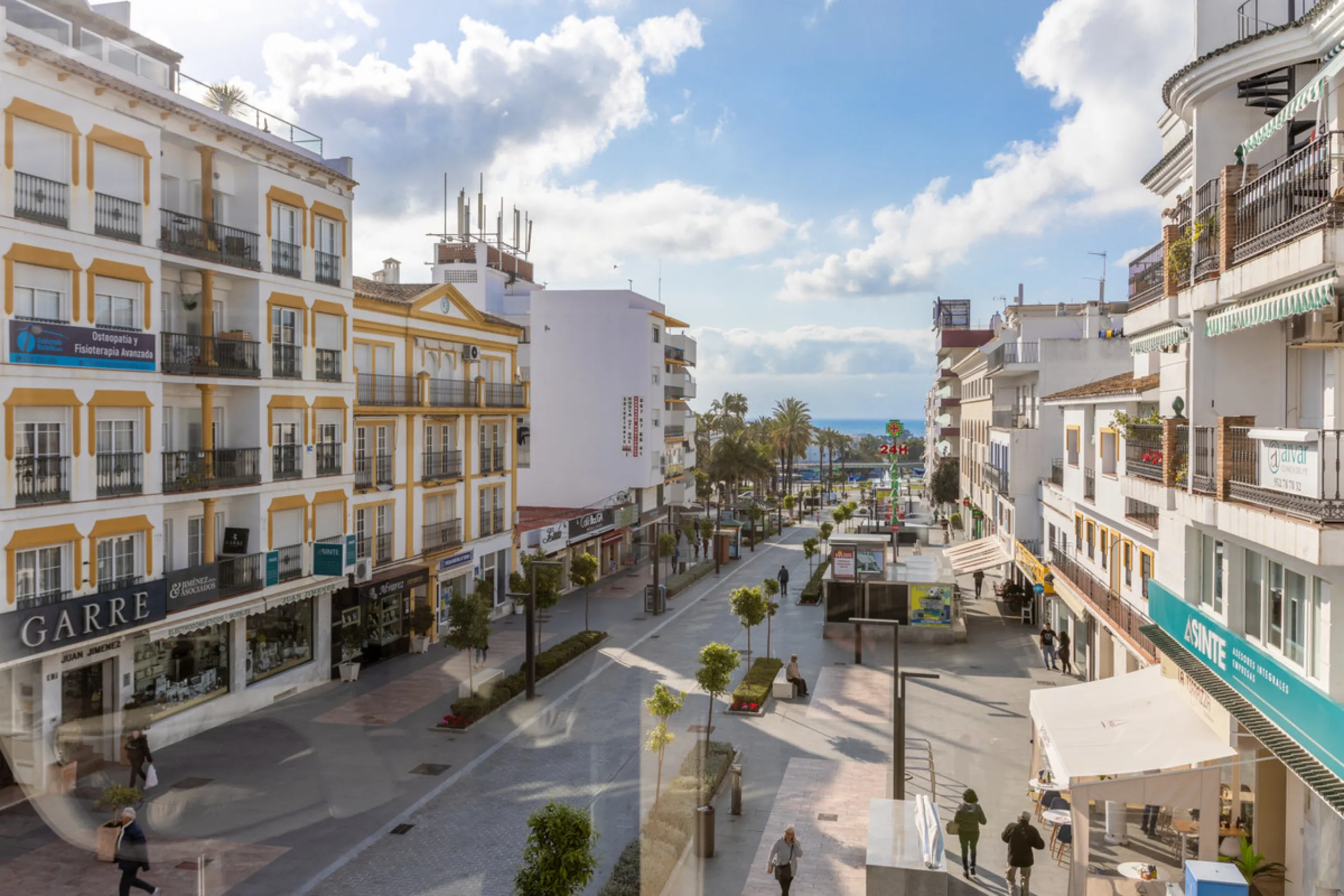 PROPERTY IN EXCLUSIVE: Exclusive local for sale, perfectly located in the best commercial area of San Pedro de Alcántara, a great investment opportunity in Marques del Duero Street.It has 225m2 diaphanous with panoramic views of the entire commercial gall