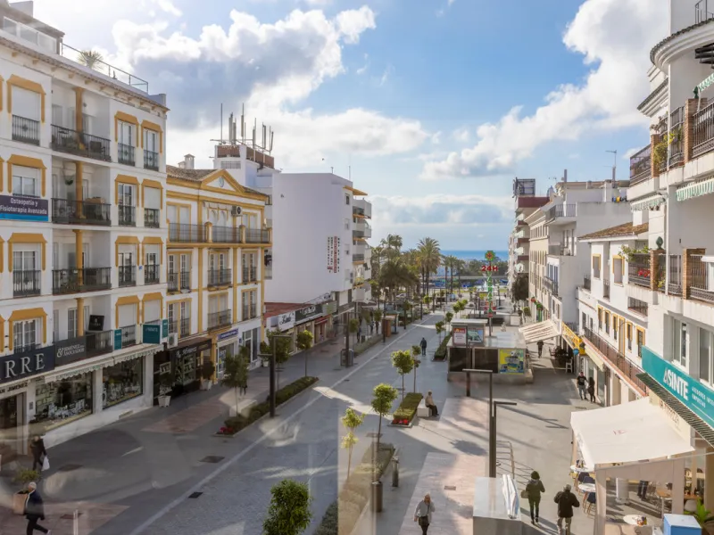 PROPERTY IN EXCLUSIVE: Exclusive local for sale, perfectly located in the best commercial area of San Pedro de Alcántara, a great investment opportunity in Marques del Duero Street.It has 225m2 diaphanous with panoramic views of the entire commercial gall