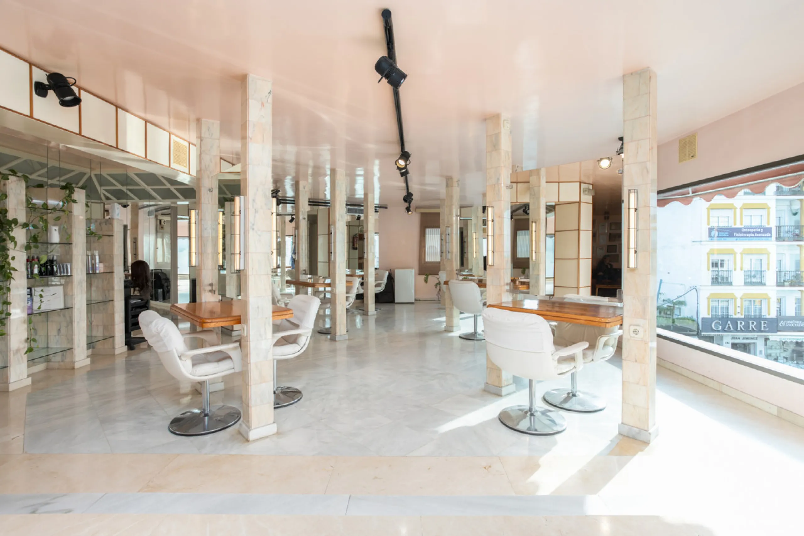 PROPERTY IN EXCLUSIVE: Exclusive local for sale, perfectly located in the best commercial area of San Pedro de Alcántara, a great investment opportunity in Marques del Duero Street.It has 225m2 diaphanous with panoramic views of the entire commercial gall