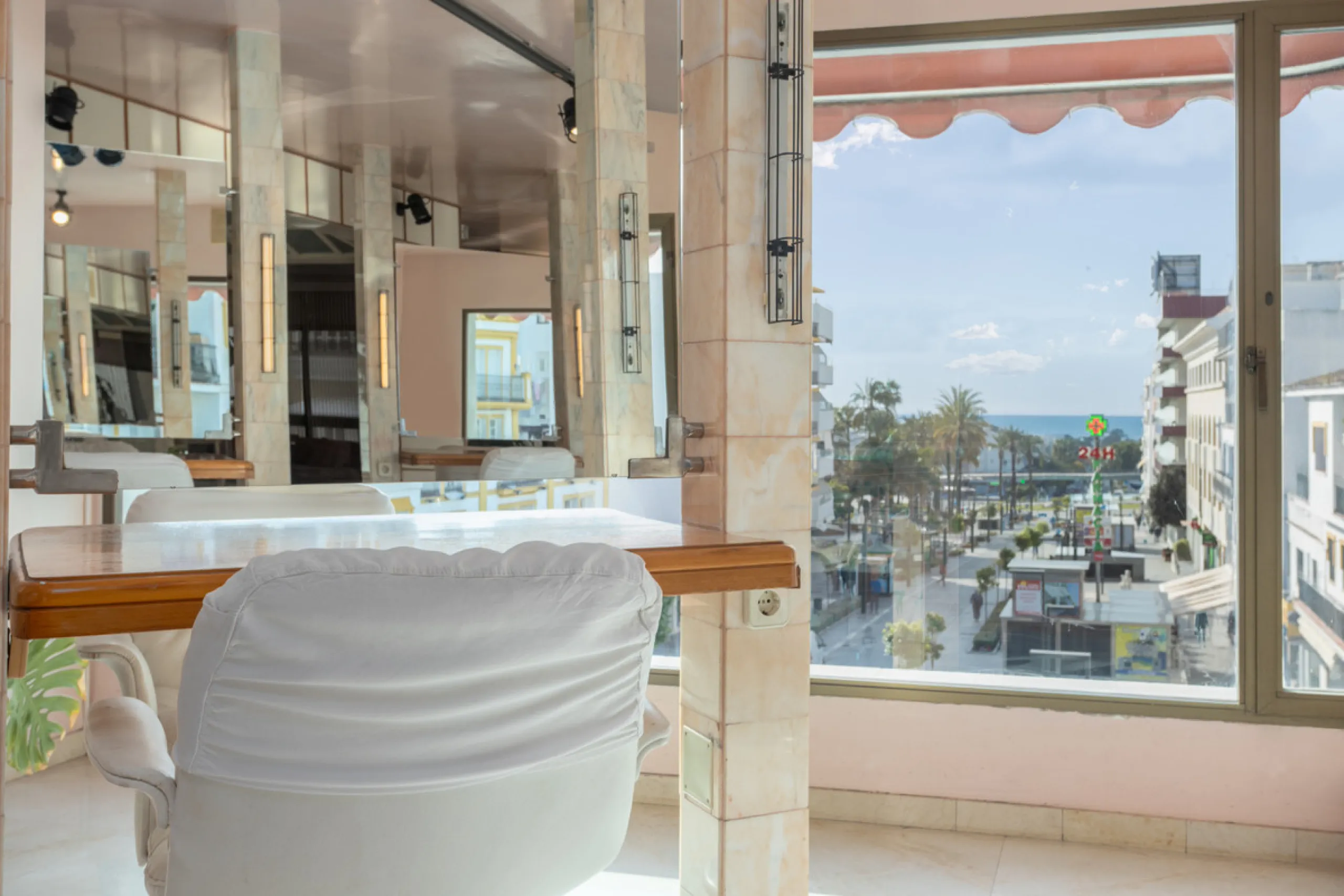 PROPERTY IN EXCLUSIVE: Exclusive local for sale, perfectly located in the best commercial area of San Pedro de Alcántara, a great investment opportunity in Marques del Duero Street.It has 225m2 diaphanous with panoramic views of the entire commercial gall
