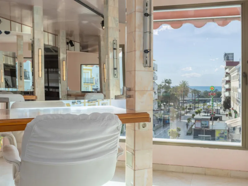 PROPERTY IN EXCLUSIVE: Exclusive local for sale, perfectly located in the best commercial area of San Pedro de Alcántara, a great investment opportunity in Marques del Duero Street.It has 225m2 diaphanous with panoramic views of the entire commercial gall