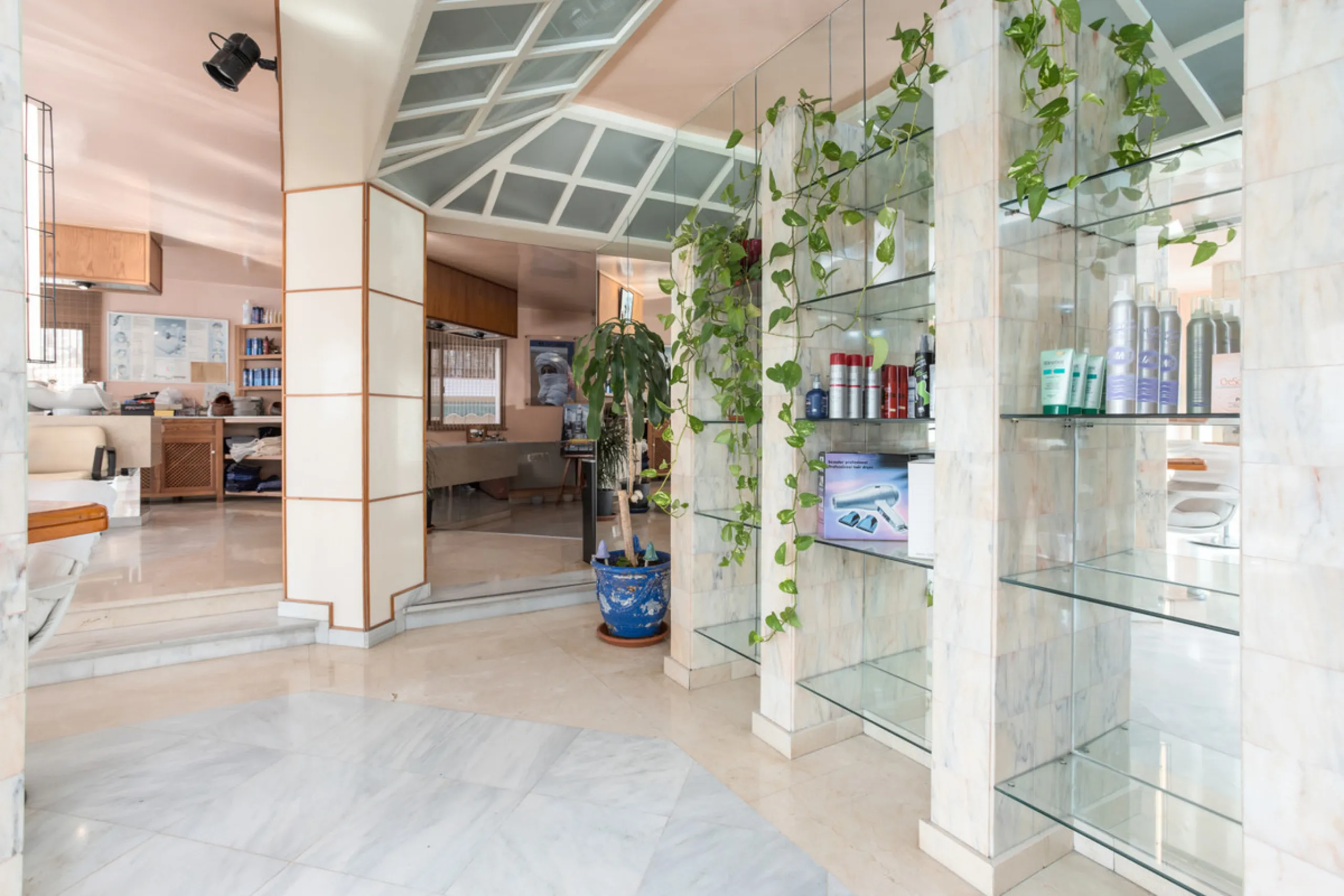 PROPERTY IN EXCLUSIVE: Exclusive local for sale, perfectly located in the best commercial area of San Pedro de Alcántara, a great investment opportunity in Marques del Duero Street.It has 225m2 diaphanous with panoramic views of the entire commercial gall