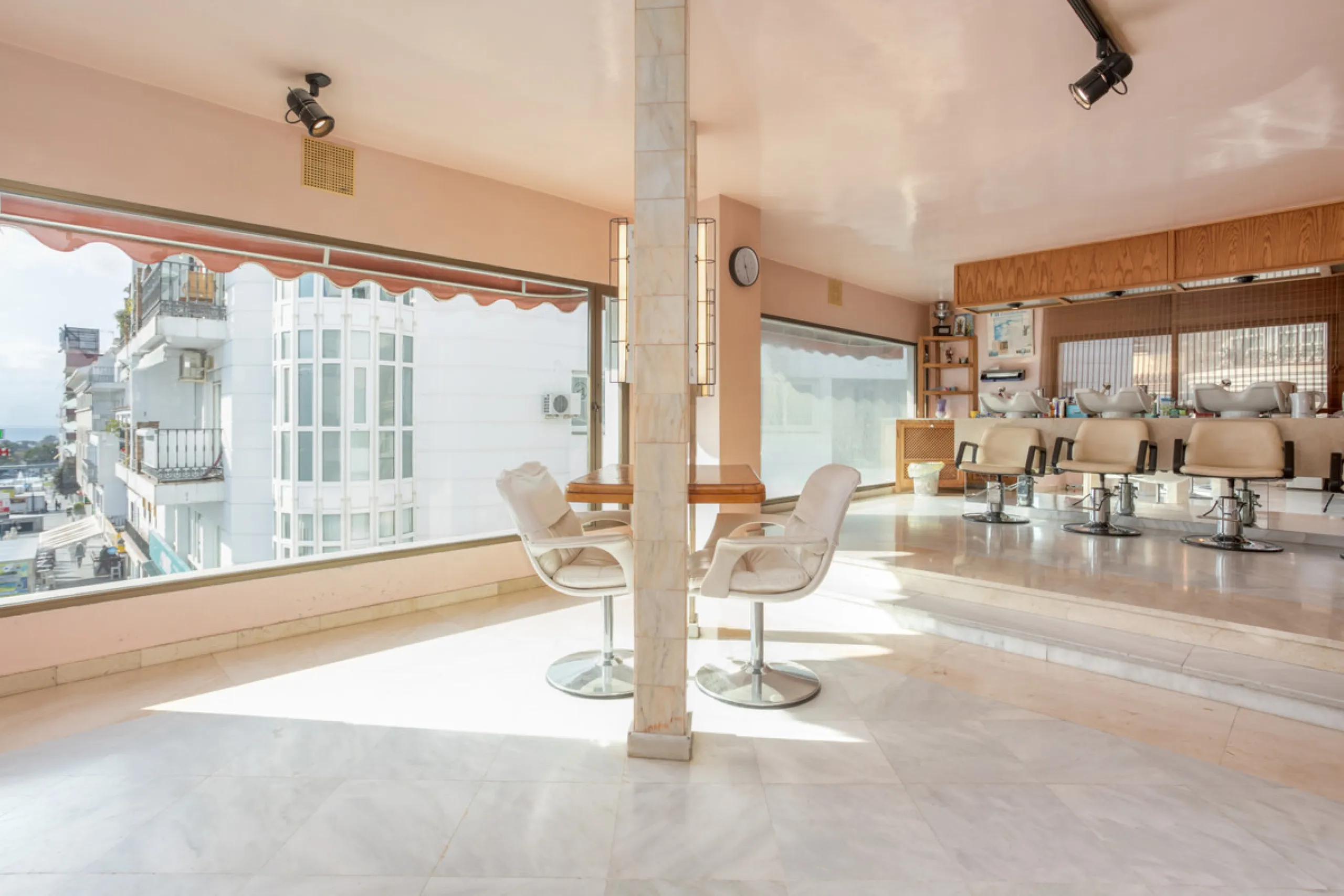 PROPERTY IN EXCLUSIVE: Exclusive local for sale, perfectly located in the best commercial area of San Pedro de Alcántara, a great investment opportunity in Marques del Duero Street.It has 225m2 diaphanous with panoramic views of the entire commercial gall