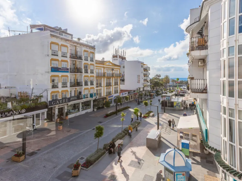 PROPERTY IN EXCLUSIVE: Exclusive local for sale, perfectly located in the best commercial area of San Pedro de Alcántara, a great investment opportunity in Marques del Duero Street.It has 225m2 diaphanous with panoramic views of the entire commercial gall