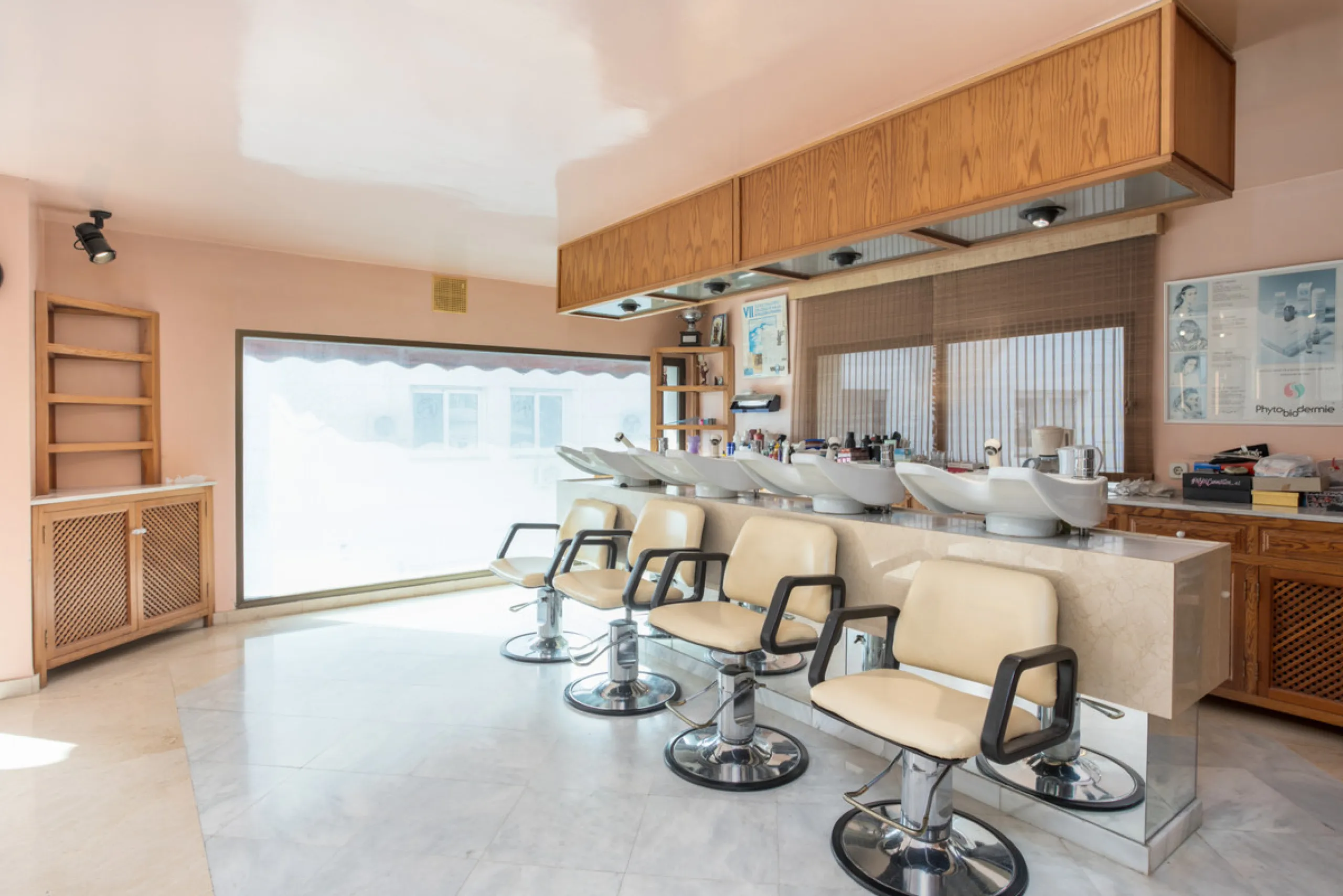 PROPERTY IN EXCLUSIVE: Exclusive local for sale, perfectly located in the best commercial area of San Pedro de Alcántara, a great investment opportunity in Marques del Duero Street.It has 225m2 diaphanous with panoramic views of the entire commercial gall