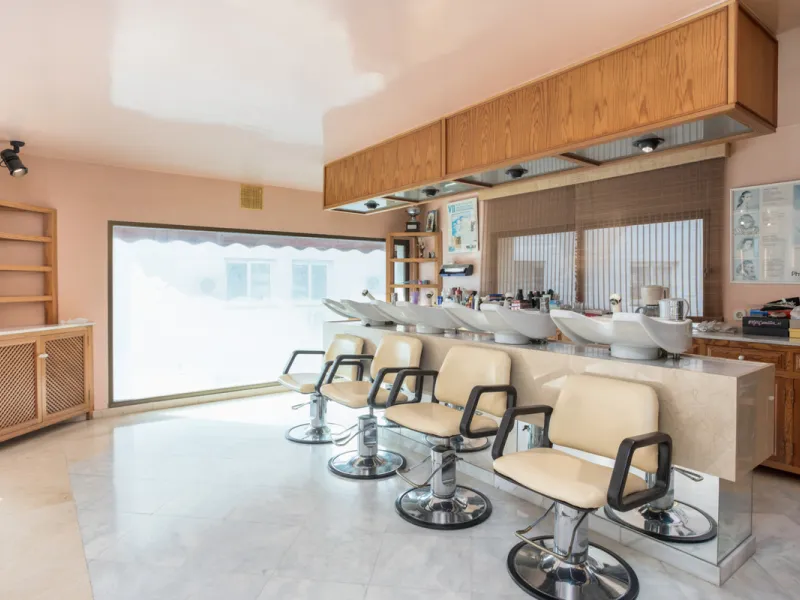 PROPERTY IN EXCLUSIVE: Exclusive local for sale, perfectly located in the best commercial area of San Pedro de Alcántara, a great investment opportunity in Marques del Duero Street.It has 225m2 diaphanous with panoramic views of the entire commercial gall