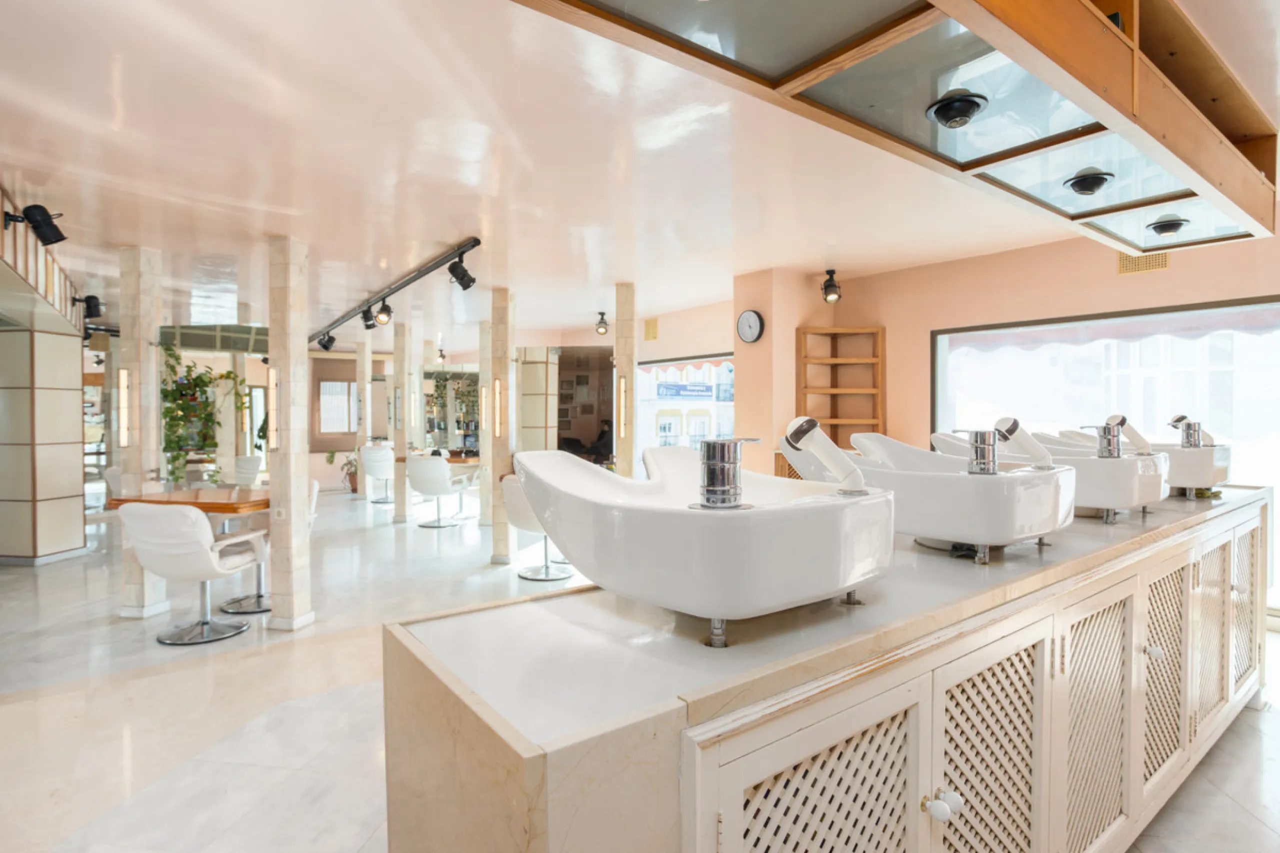 PROPERTY IN EXCLUSIVE: Exclusive local for sale, perfectly located in the best commercial area of San Pedro de Alcántara, a great investment opportunity in Marques del Duero Street.It has 225m2 diaphanous with panoramic views of the entire commercial gall