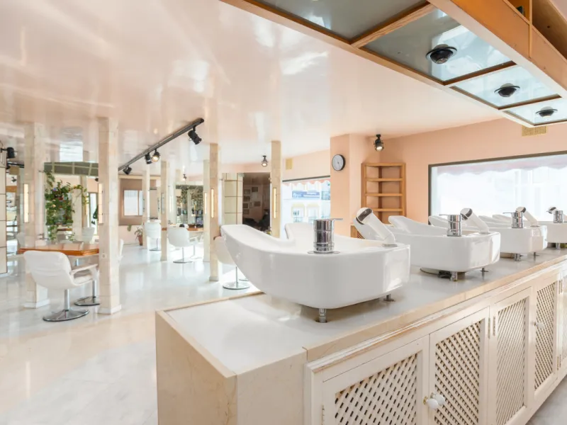 PROPERTY IN EXCLUSIVE: Exclusive local for sale, perfectly located in the best commercial area of San Pedro de Alcántara, a great investment opportunity in Marques del Duero Street.It has 225m2 diaphanous with panoramic views of the entire commercial gall