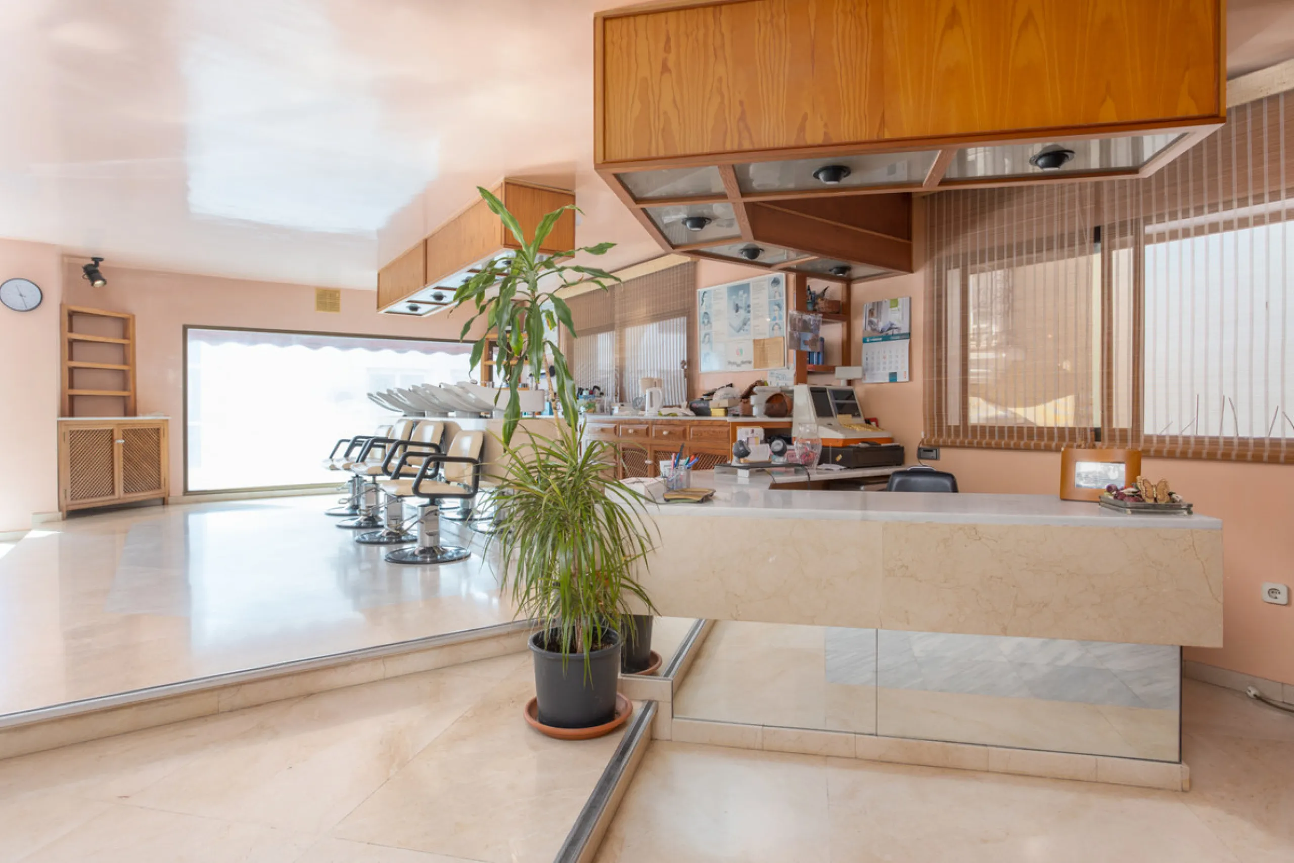 PROPERTY IN EXCLUSIVE: Exclusive local for sale, perfectly located in the best commercial area of San Pedro de Alcántara, a great investment opportunity in Marques del Duero Street.It has 225m2 diaphanous with panoramic views of the entire commercial gall