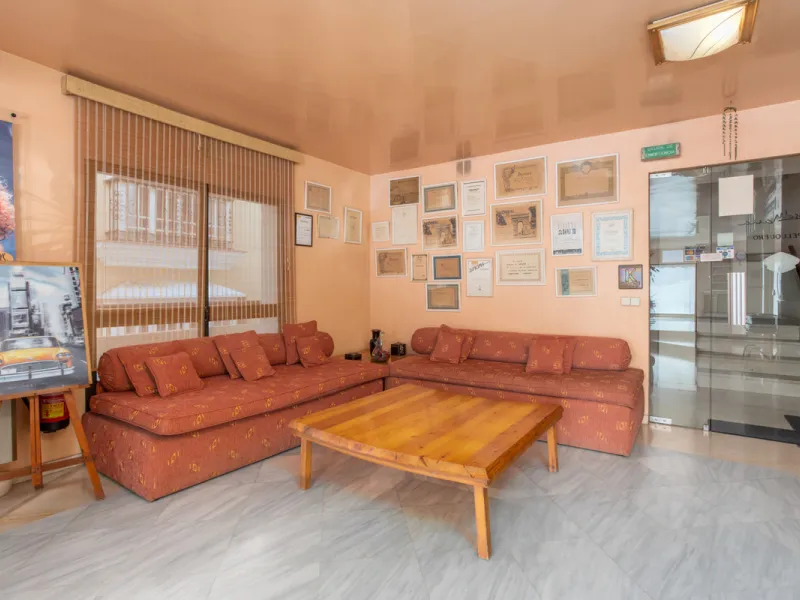 PROPERTY IN EXCLUSIVE: Exclusive local for sale, perfectly located in the best commercial area of San Pedro de Alcántara, a great investment opportunity in Marques del Duero Street.It has 225m2 diaphanous with panoramic views of the entire commercial gall