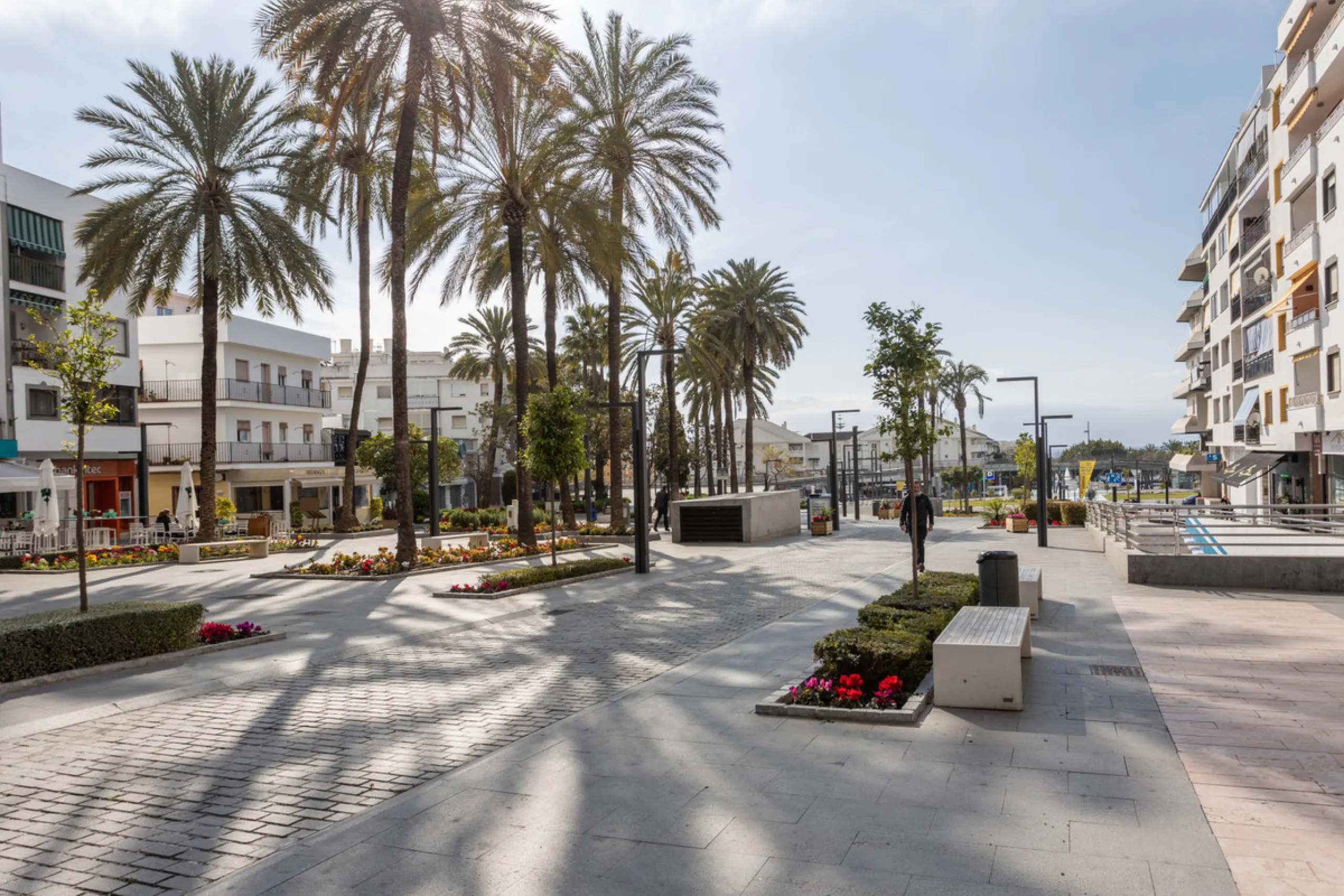 PROPERTY IN EXCLUSIVE: Exclusive local for sale, perfectly located in the best commercial area of San Pedro de Alcántara, a great investment opportunity in Marques del Duero Street.It has 225m2 diaphanous with panoramic views of the entire commercial gall
