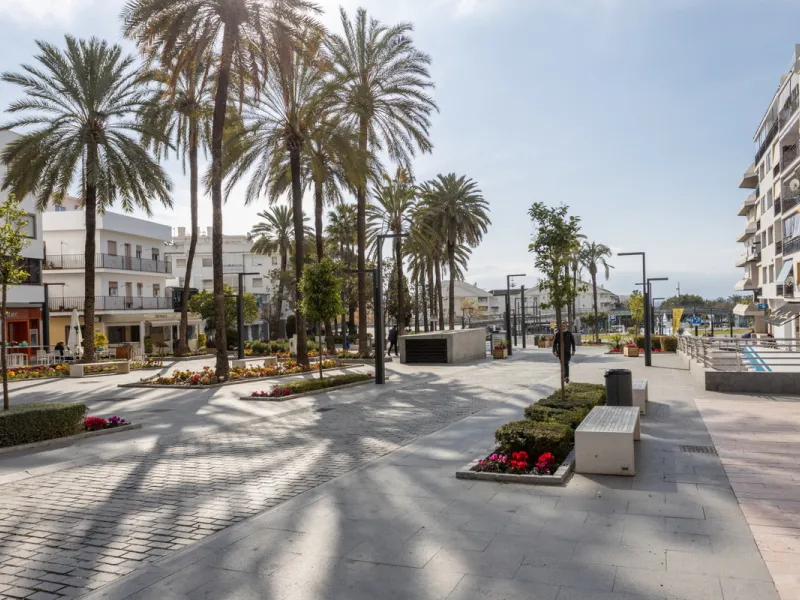 PROPERTY IN EXCLUSIVE: Exclusive local for sale, perfectly located in the best commercial area of San Pedro de Alcántara, a great investment opportunity in Marques del Duero Street.It has 225m2 diaphanous with panoramic views of the entire commercial gall
