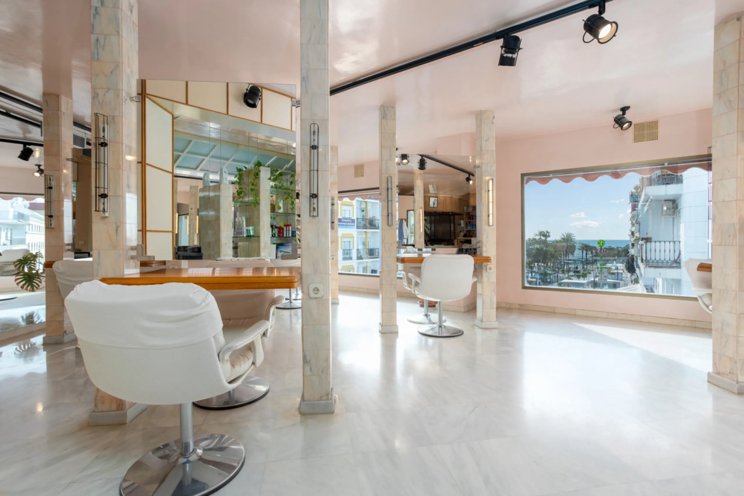 PROPERTY IN EXCLUSIVE: Exclusive local for sale, perfectly located in the best commercial area of San Pedro de Alcántara, a great investment opportunity in Marques del Duero Street.It has 225m2 diaphanous with panoramic views of the entire commercial gall