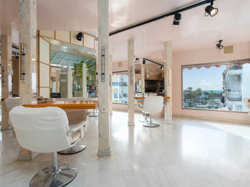 PROPERTY IN EXCLUSIVE: Exclusive local for sale, perfectly located in the best commercial area of San Pedro de Alcántara, a great investment opportunity in Marques del Duero Street.It has 225m2 diaphanous with panoramic views of the entire commercial gall