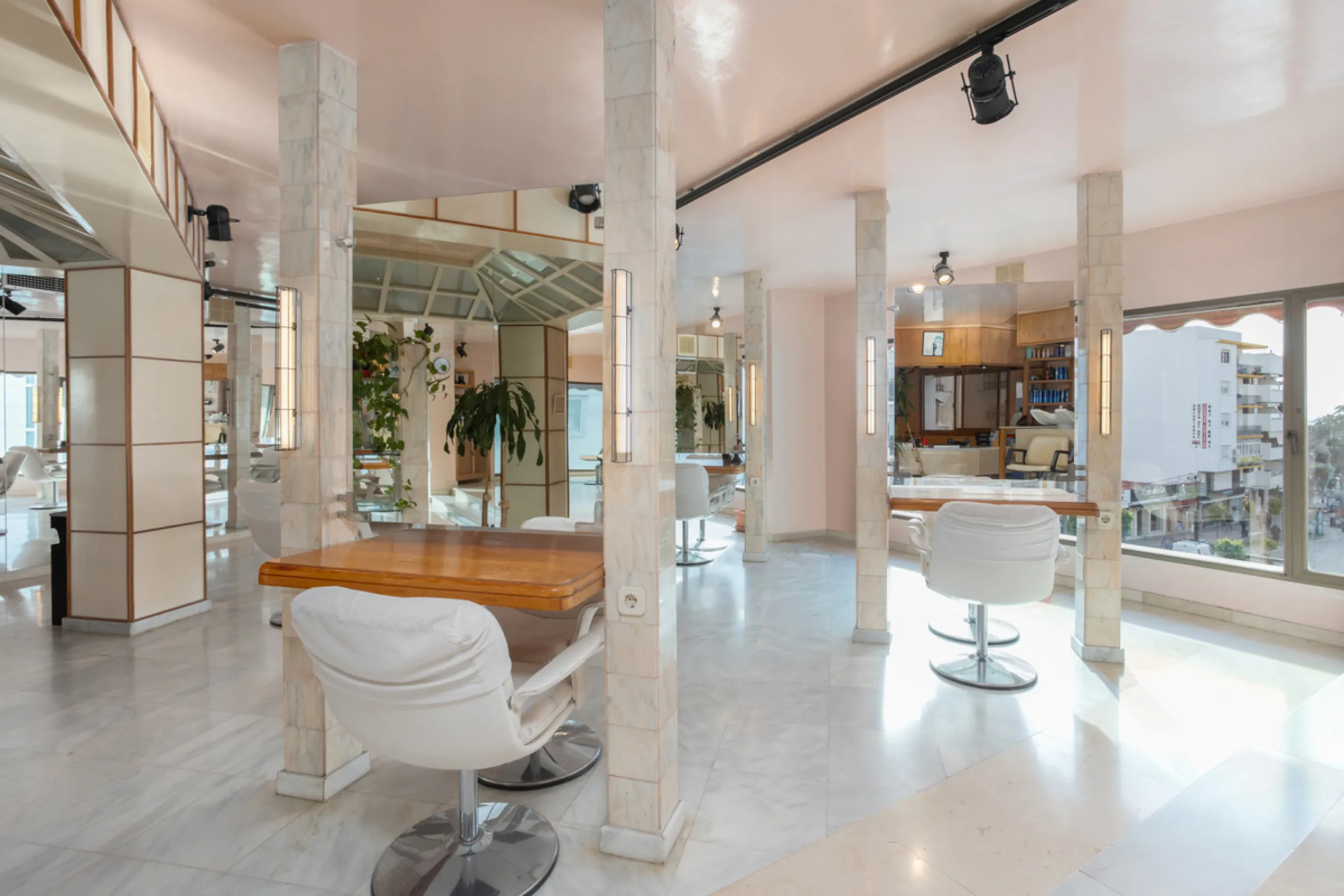 PROPERTY IN EXCLUSIVE: Exclusive local for sale, perfectly located in the best commercial area of San Pedro de Alcántara, a great investment opportunity in Marques del Duero Street.It has 225m2 diaphanous with panoramic views of the entire commercial gall