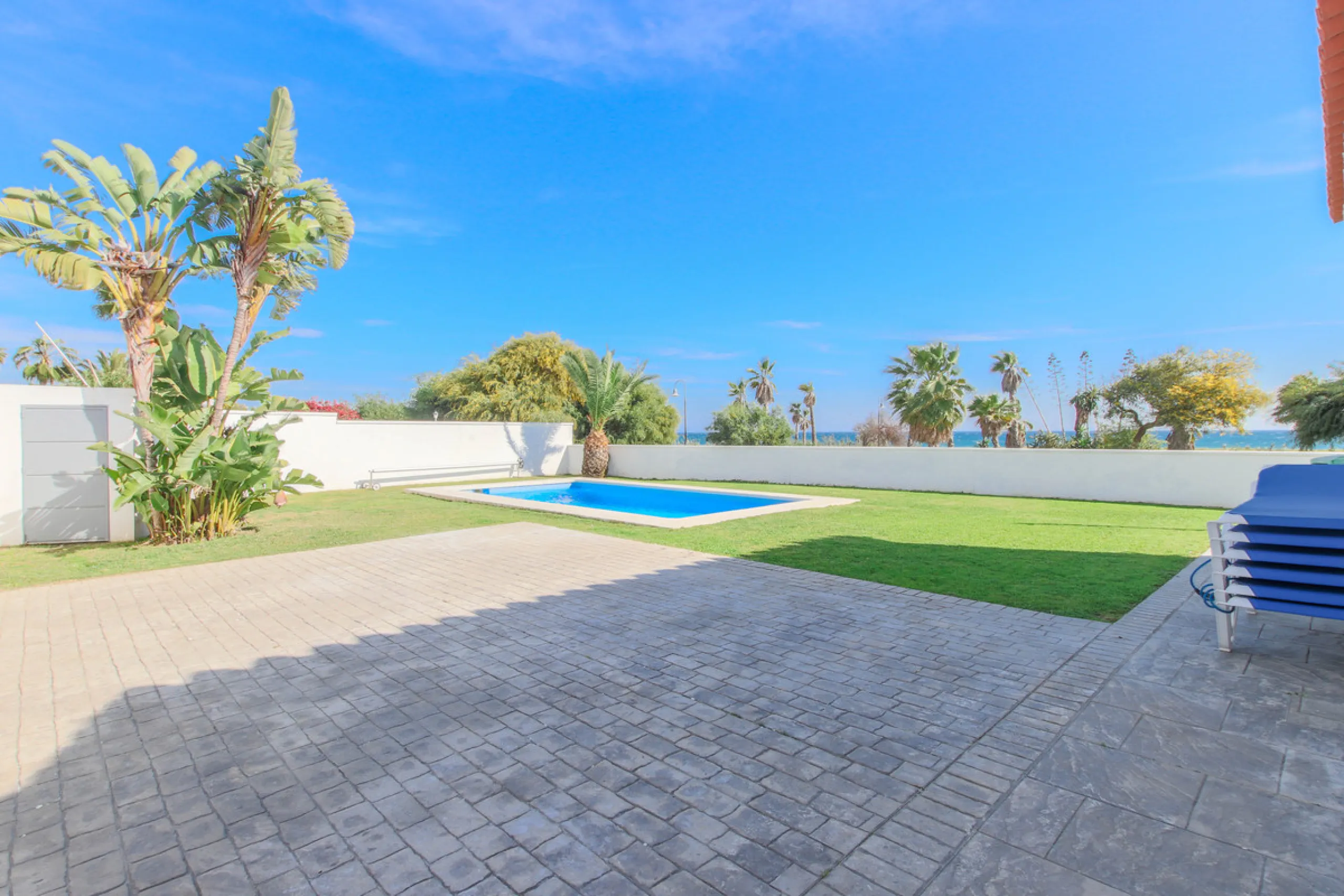 The property has a private, heated swimming pool which is positioned almost on the beach itself.  The gardens and pool have sunshine all day.