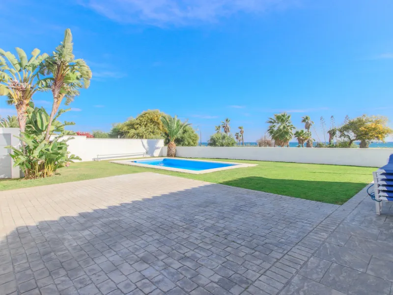 The property has a private, heated swimming pool which is positioned almost on the beach itself.  The gardens and pool have sunshine all day.