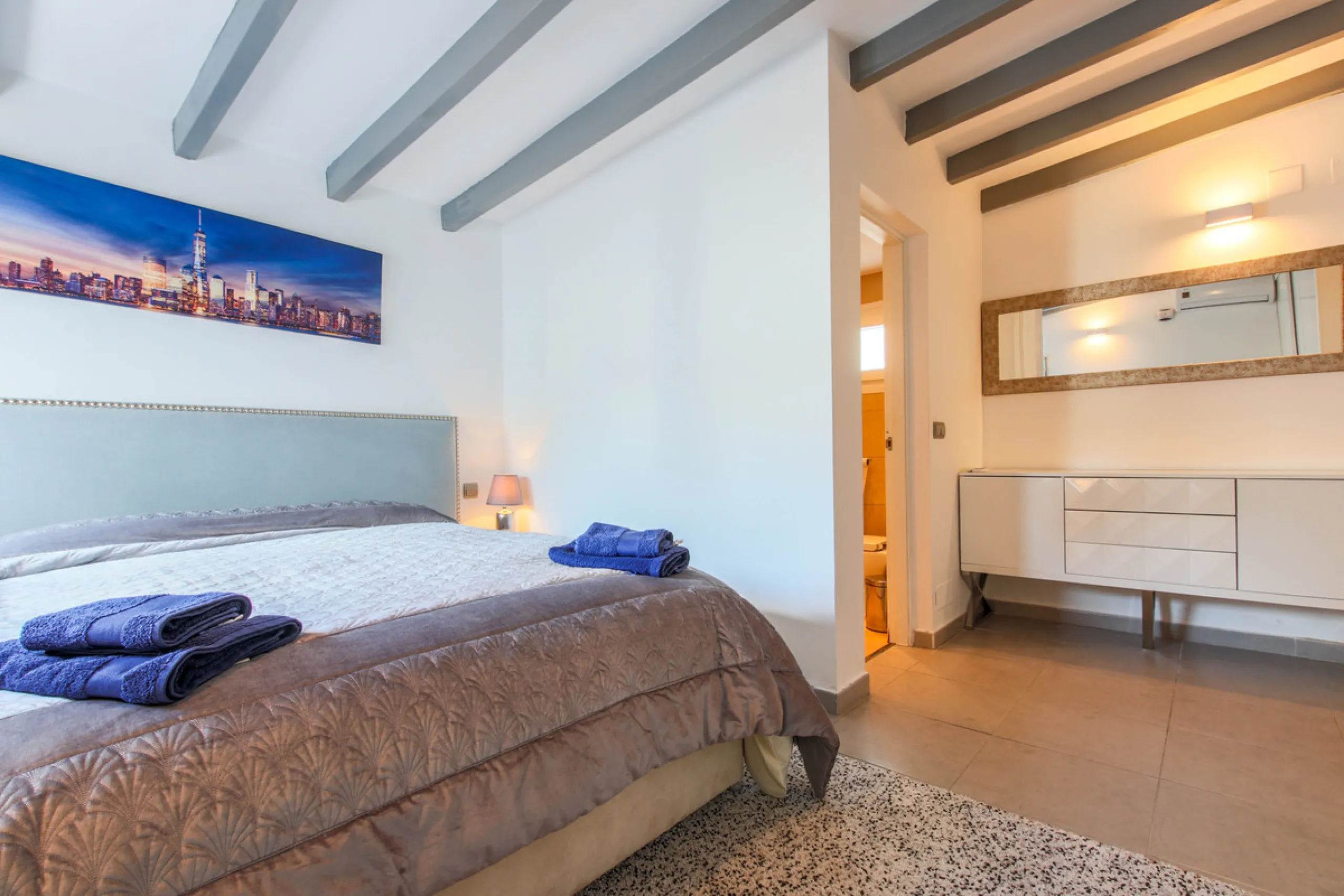 The property has a private, heated swimming pool which is positioned almost on the beach itself.  The gardens and pool have sunshine all day.