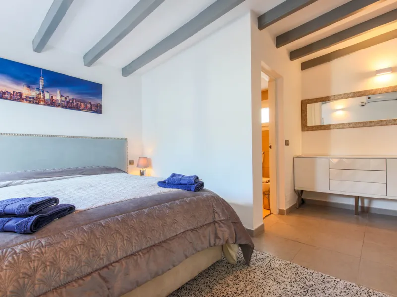 The property has a private, heated swimming pool which is positioned almost on the beach itself.  The gardens and pool have sunshine all day.
