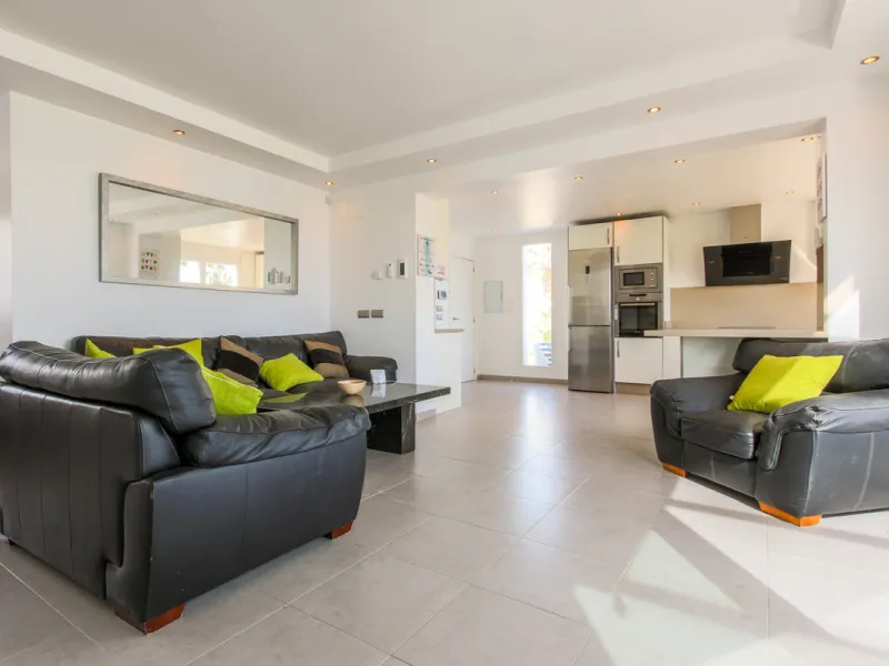 The property has a private, heated swimming pool which is positioned almost on the beach itself.  The gardens and pool have sunshine all day.