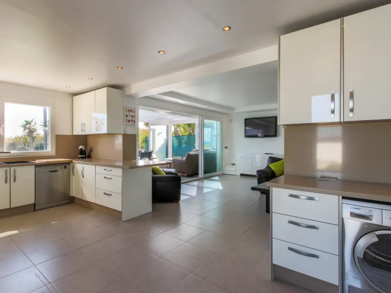 The property has a private, heated swimming pool which is positioned almost on the beach itself.  The gardens and pool have sunshine all day.