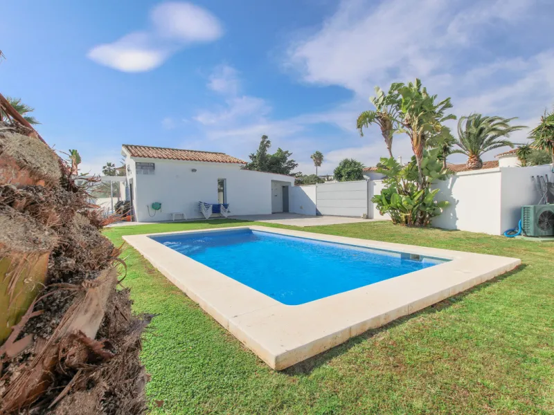 The property has a private, heated swimming pool which is positioned almost on the beach itself.  The gardens and pool have sunshine all day.