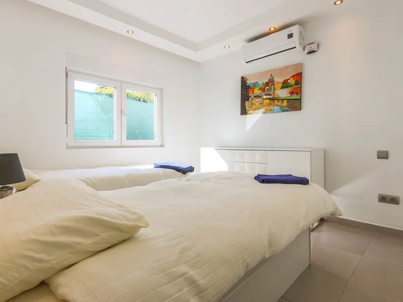 The property has a private, heated swimming pool which is positioned almost on the beach itself.  The gardens and pool have sunshine all day.