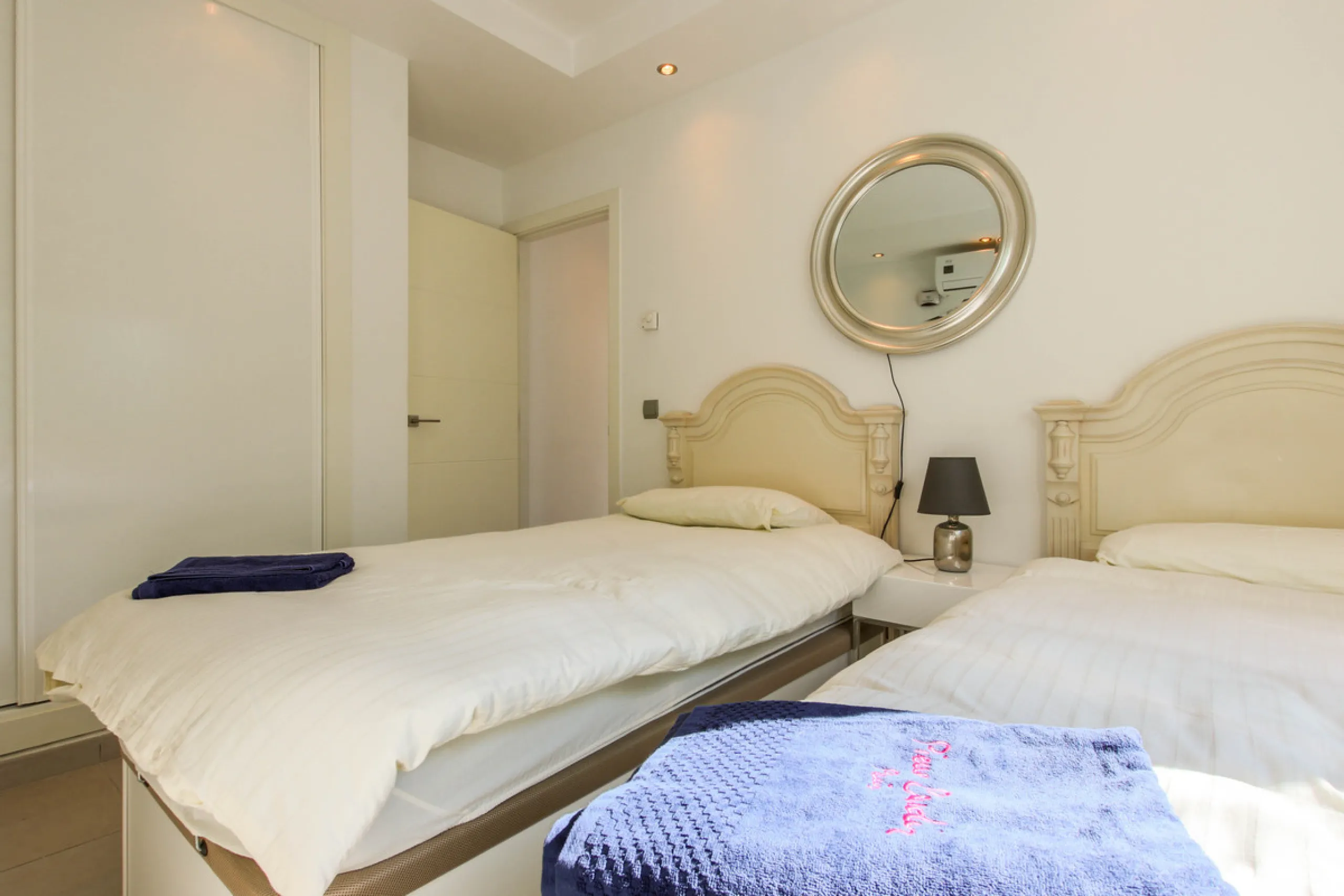 The property has a private, heated swimming pool which is positioned almost on the beach itself.  The gardens and pool have sunshine all day.