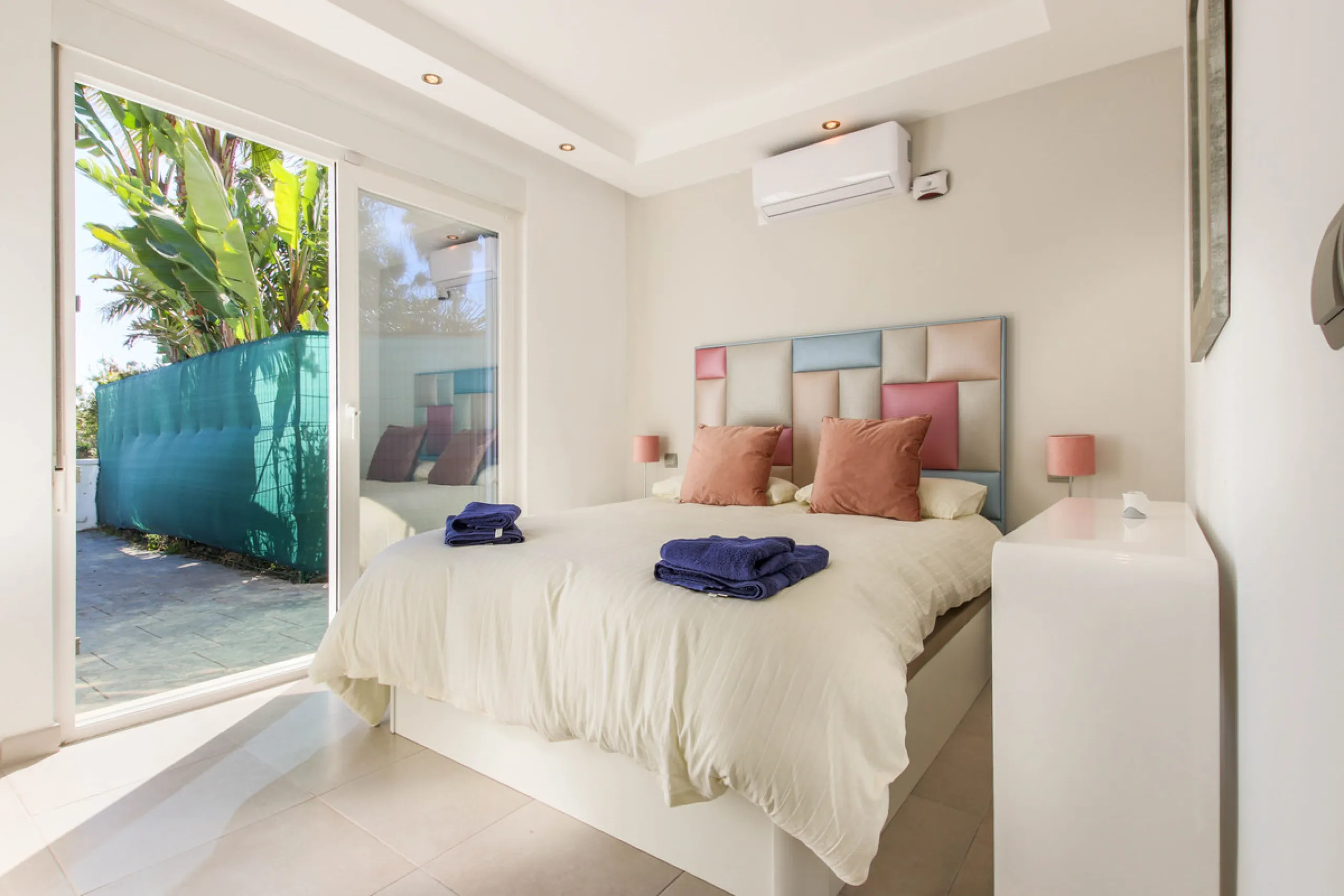 The property has a private, heated swimming pool which is positioned almost on the beach itself.  The gardens and pool have sunshine all day.