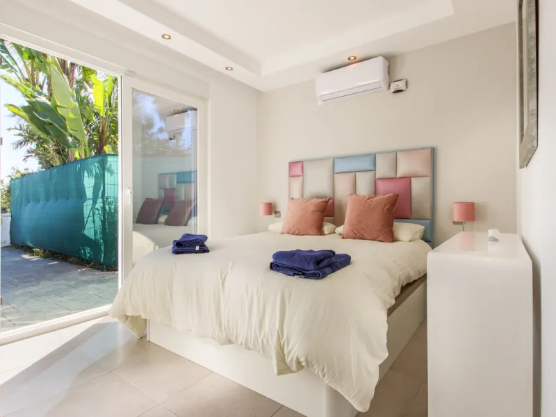 The property has a private, heated swimming pool which is positioned almost on the beach itself.  The gardens and pool have sunshine all day.