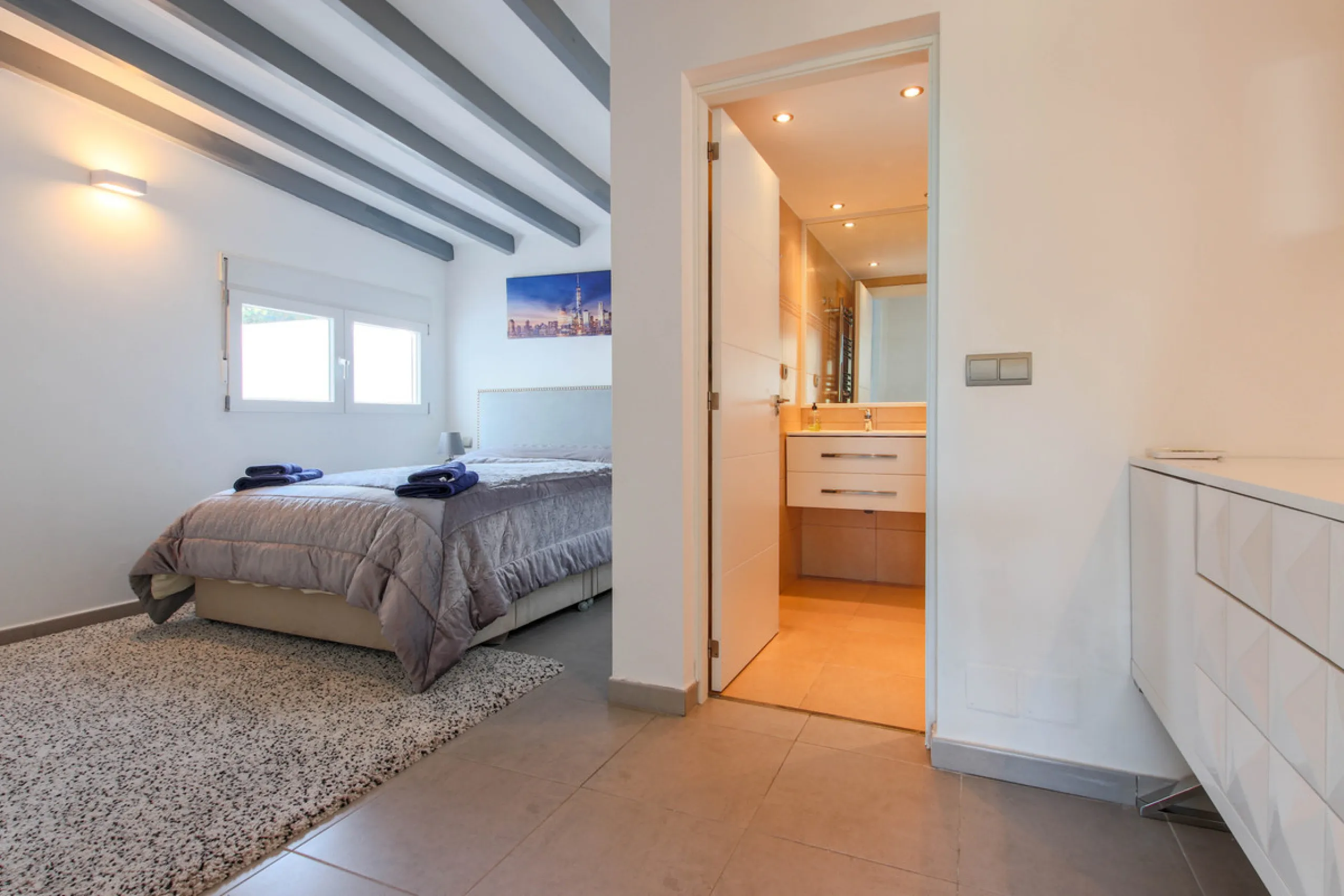 The property has a private, heated swimming pool which is positioned almost on the beach itself.  The gardens and pool have sunshine all day.