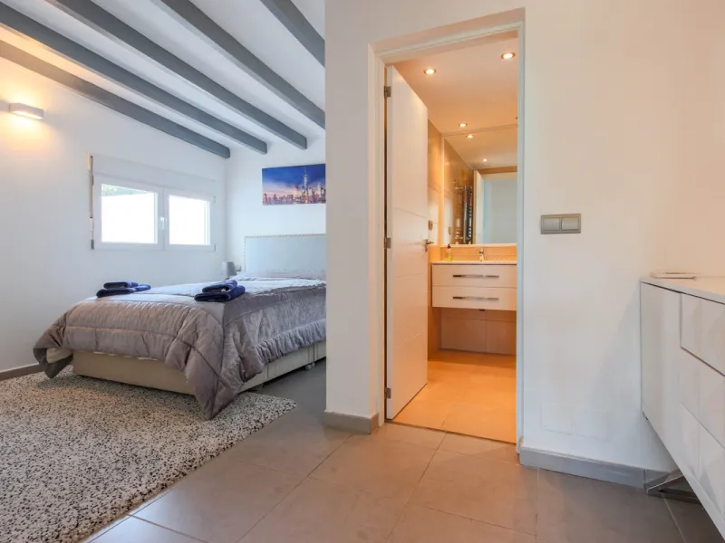 The property has a private, heated swimming pool which is positioned almost on the beach itself.  The gardens and pool have sunshine all day.