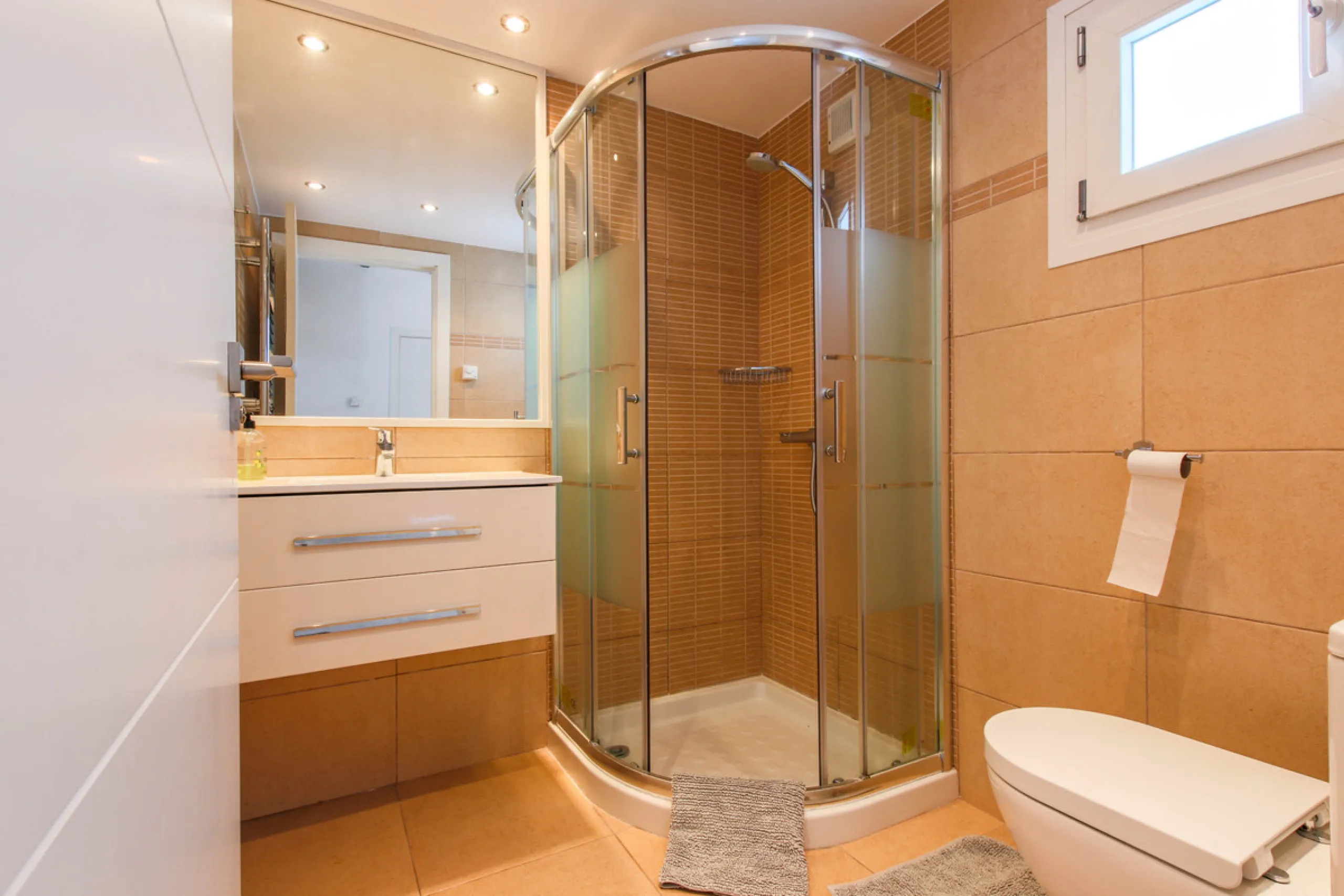 The property has a private, heated swimming pool which is positioned almost on the beach itself.  The gardens and pool have sunshine all day.