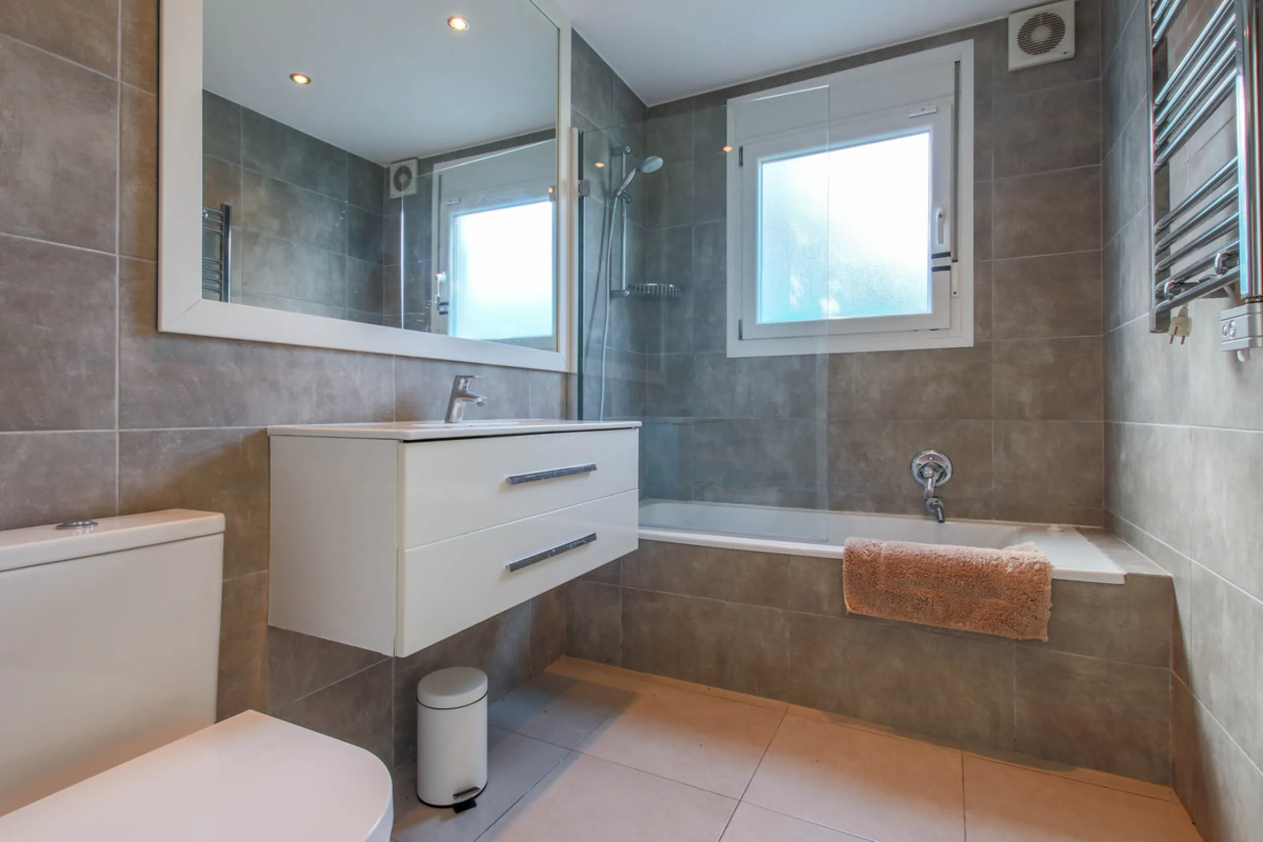 The property has a private, heated swimming pool which is positioned almost on the beach itself.  The gardens and pool have sunshine all day.