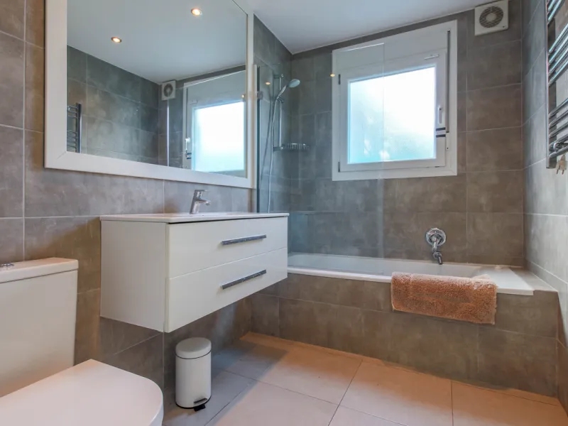 The property has a private, heated swimming pool which is positioned almost on the beach itself.  The gardens and pool have sunshine all day.