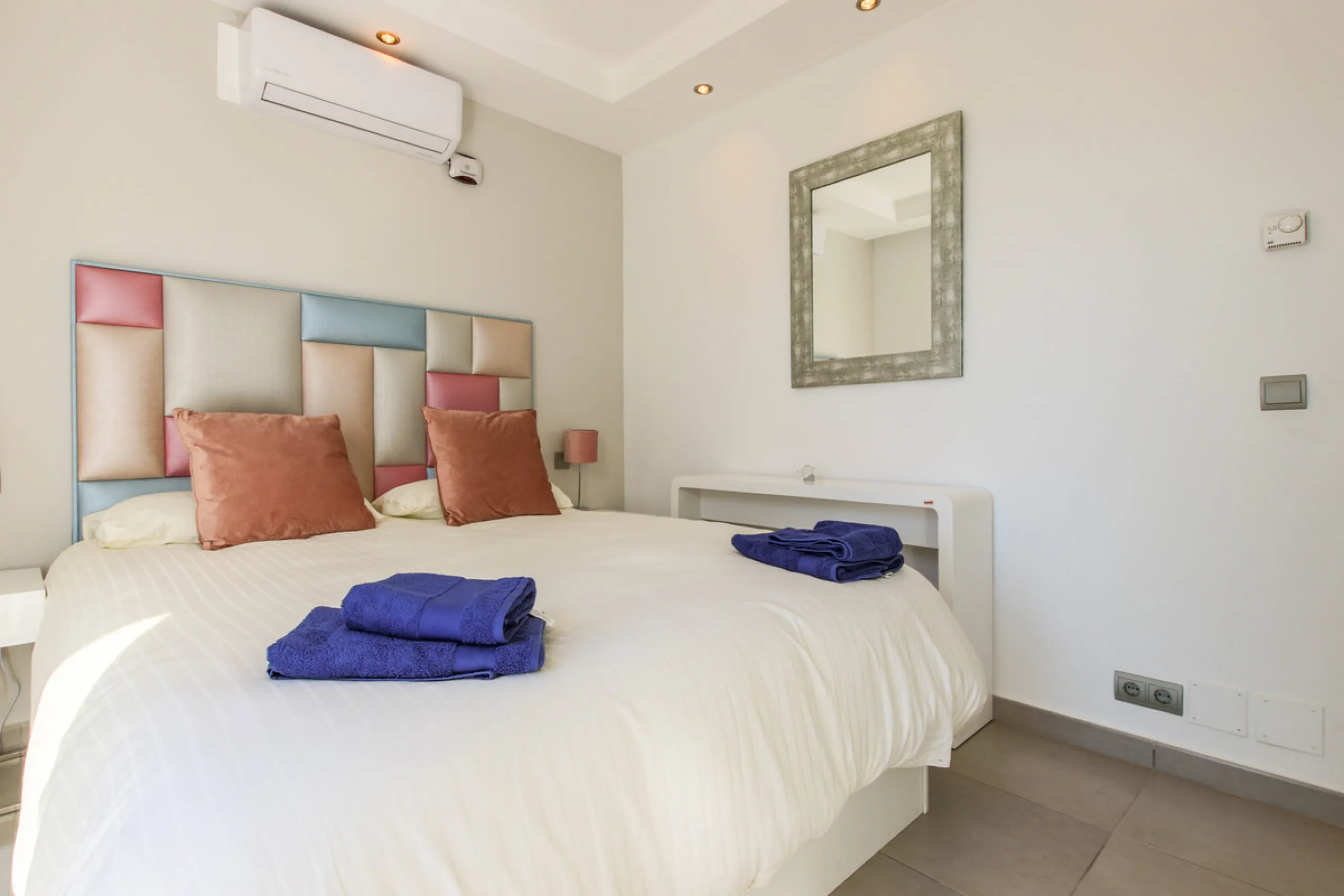 The property has a private, heated swimming pool which is positioned almost on the beach itself.  The gardens and pool have sunshine all day.