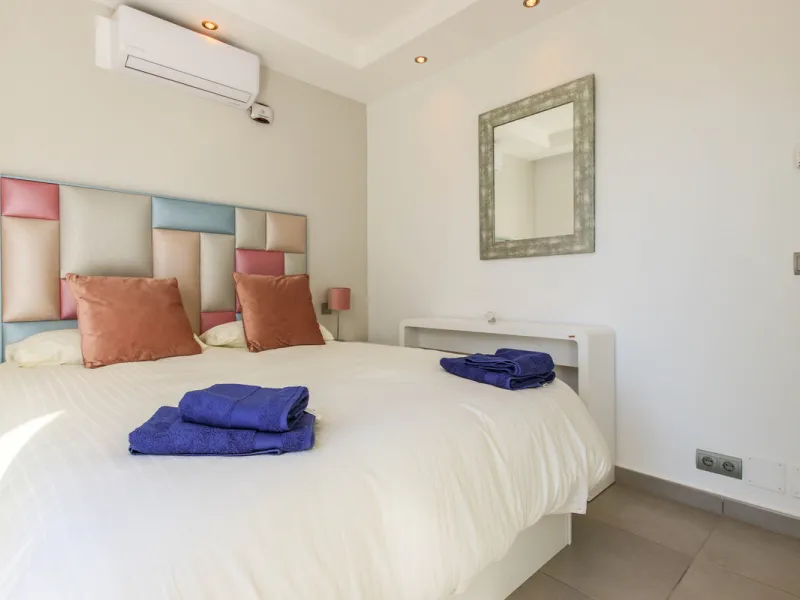 The property has a private, heated swimming pool which is positioned almost on the beach itself.  The gardens and pool have sunshine all day.
