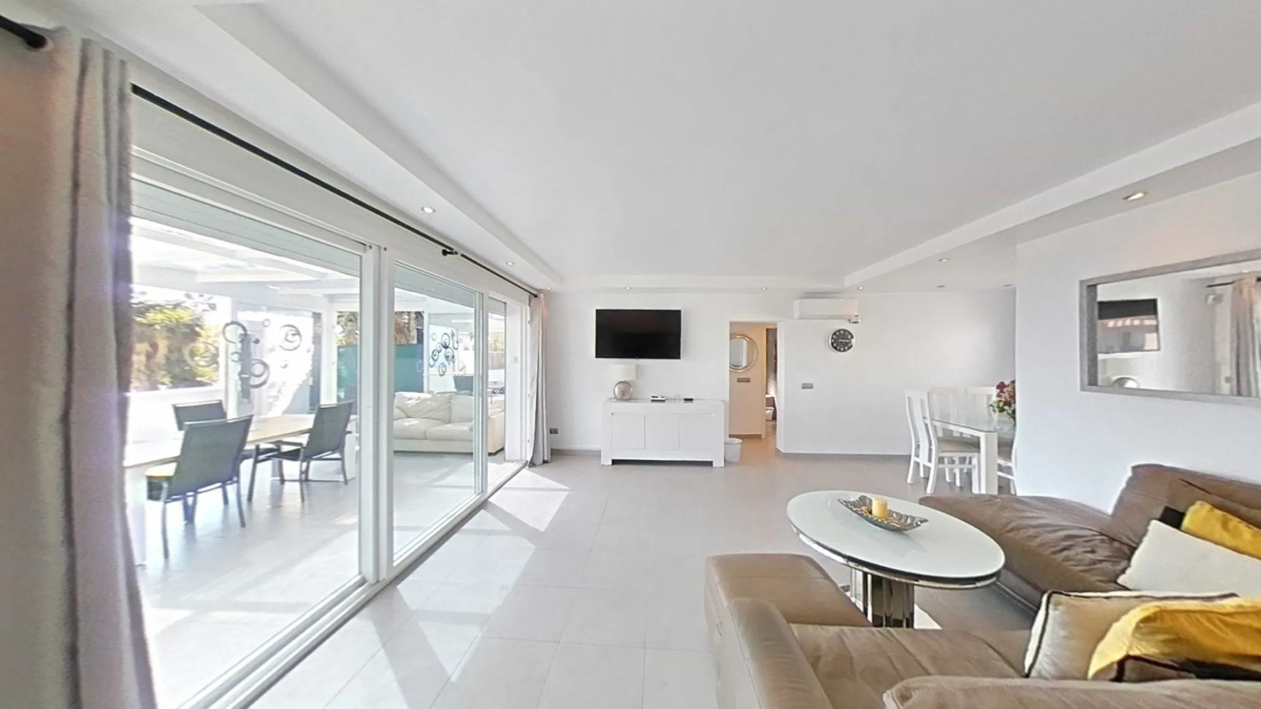 The property has a private, heated swimming pool which is positioned almost on the beach itself.  The gardens and pool have sunshine all day.