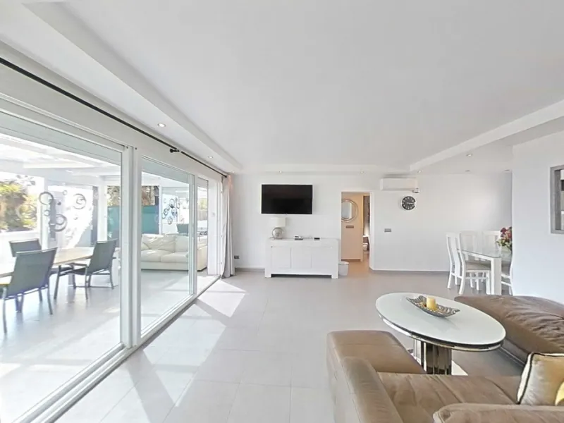 The property has a private, heated swimming pool which is positioned almost on the beach itself.  The gardens and pool have sunshine all day.