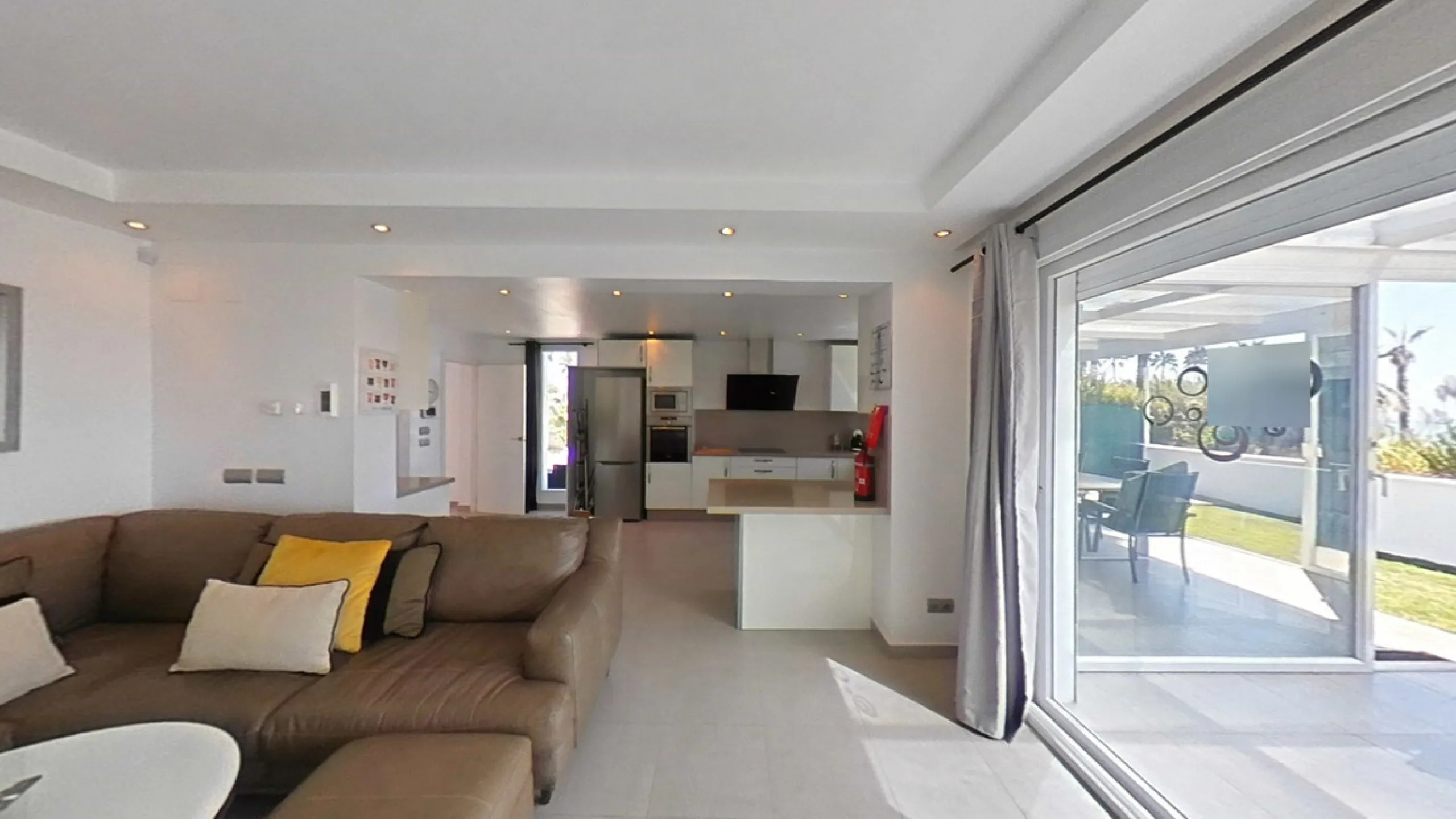The property has a private, heated swimming pool which is positioned almost on the beach itself.  The gardens and pool have sunshine all day.