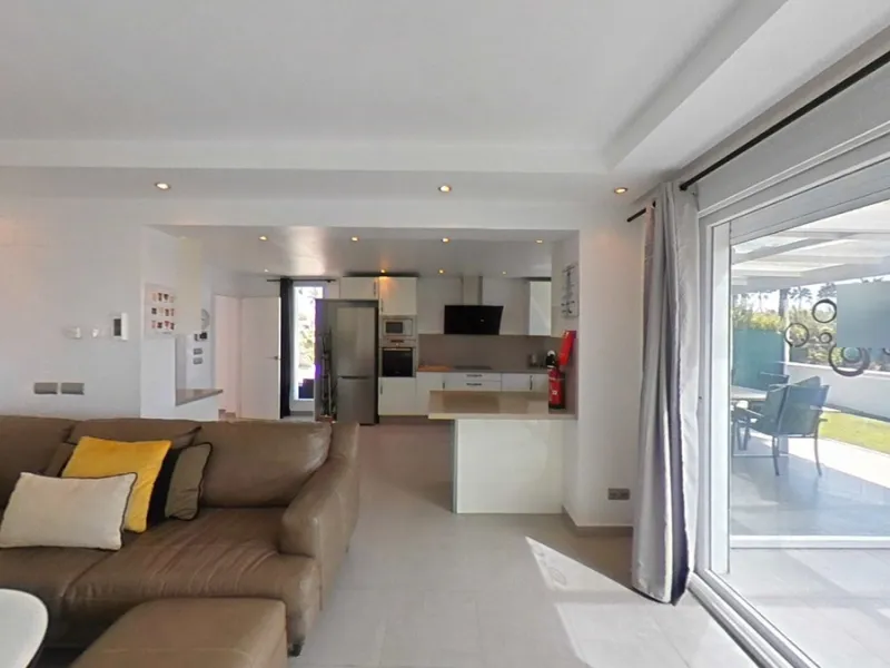 The property has a private, heated swimming pool which is positioned almost on the beach itself.  The gardens and pool have sunshine all day.